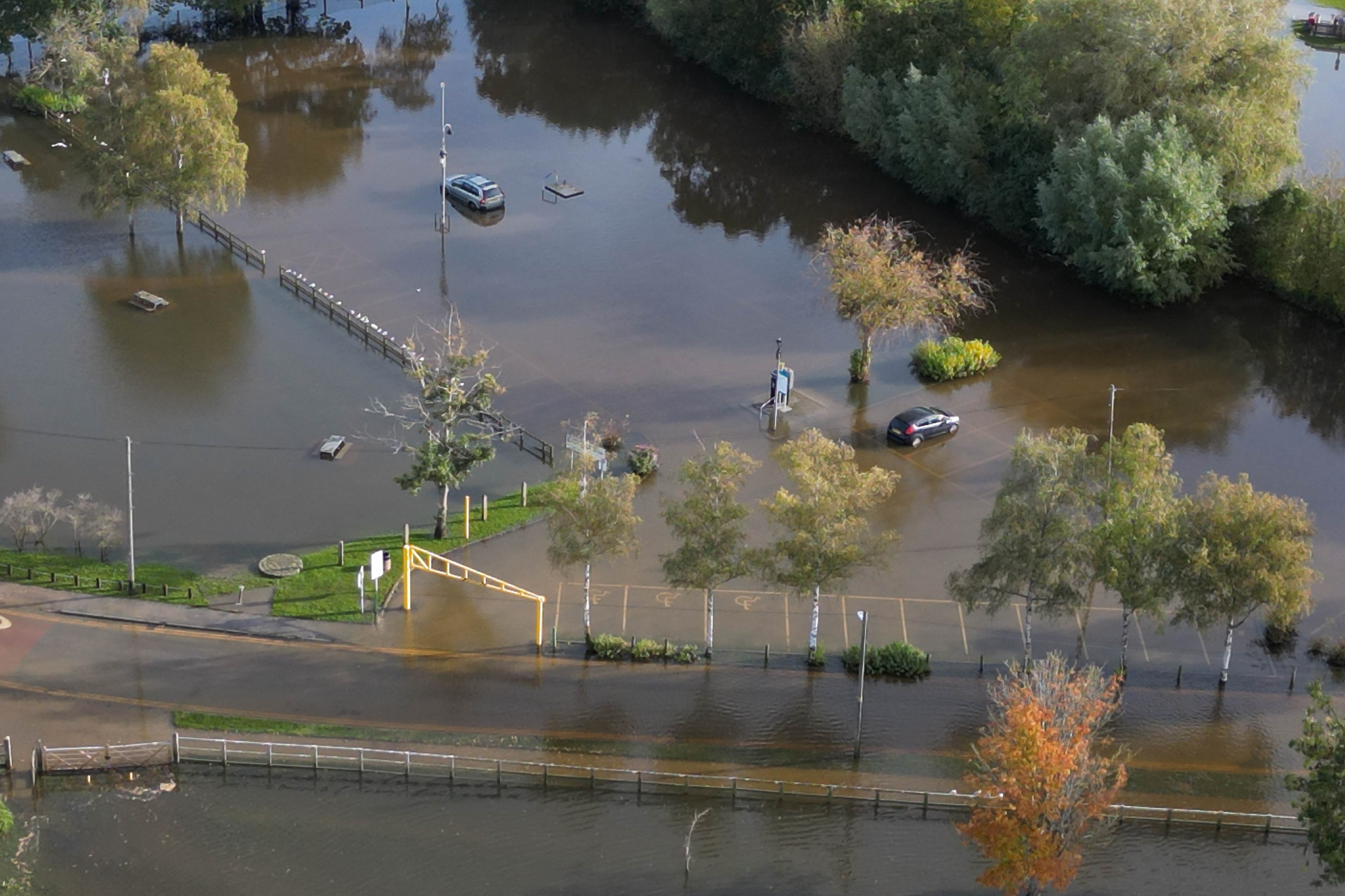 Auf einem überfluteten Parkplatz in Tewkesbury sind gestrandete Fahrzeuge zu sehen, da für die Stadt Gloucestershire weiterhin Hochwasserwarnungen gelten