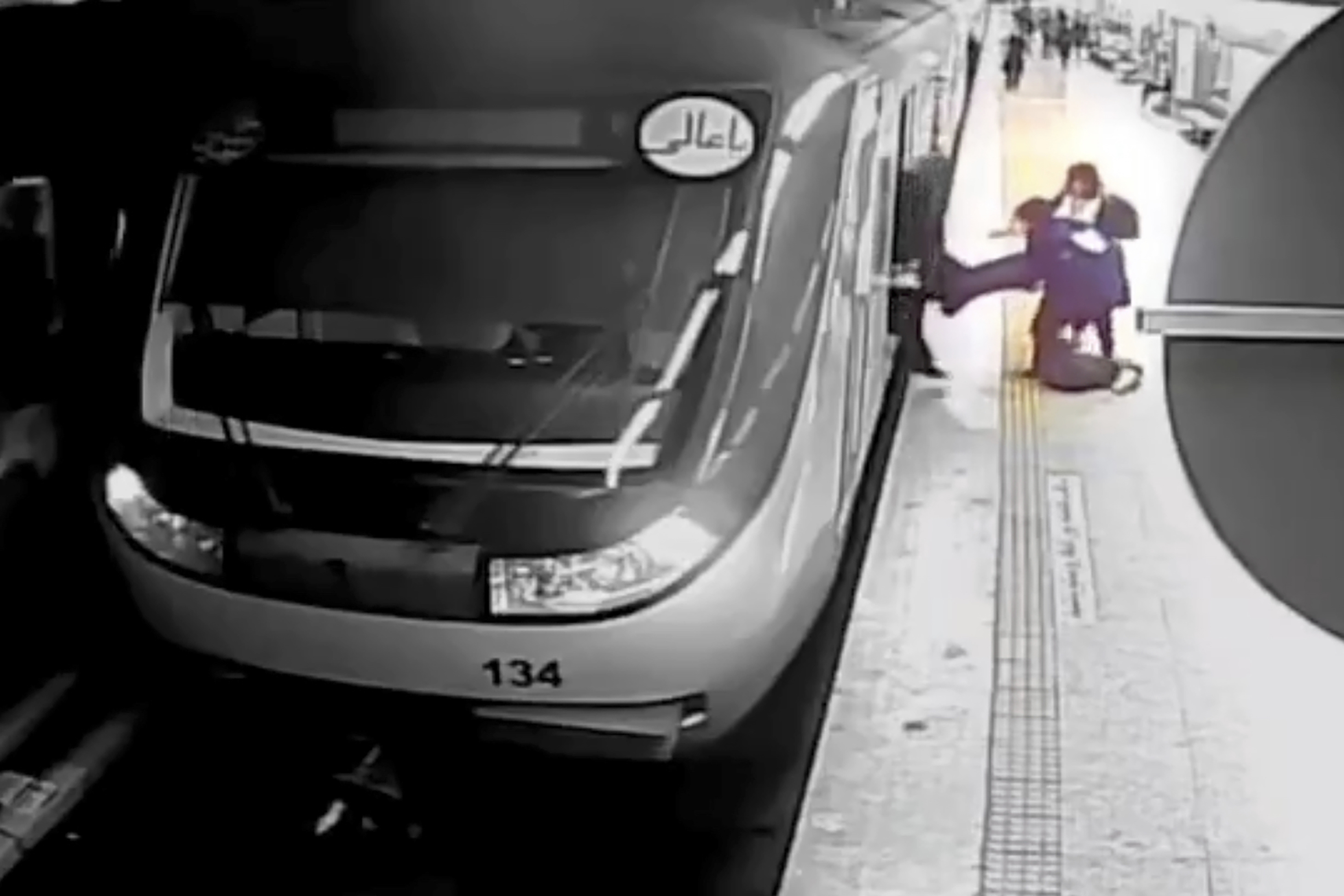CCTV-Aufnahmen zeigten, wie Armitas Leiche von Freunden aus einem Zugwaggon gezerrt wurde