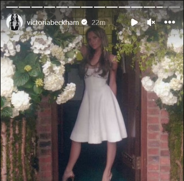 Posh Spice postete auf ihrem offiziellen Instagram-Account und sah in einem kurzen weißen Kleid umwerfend aus