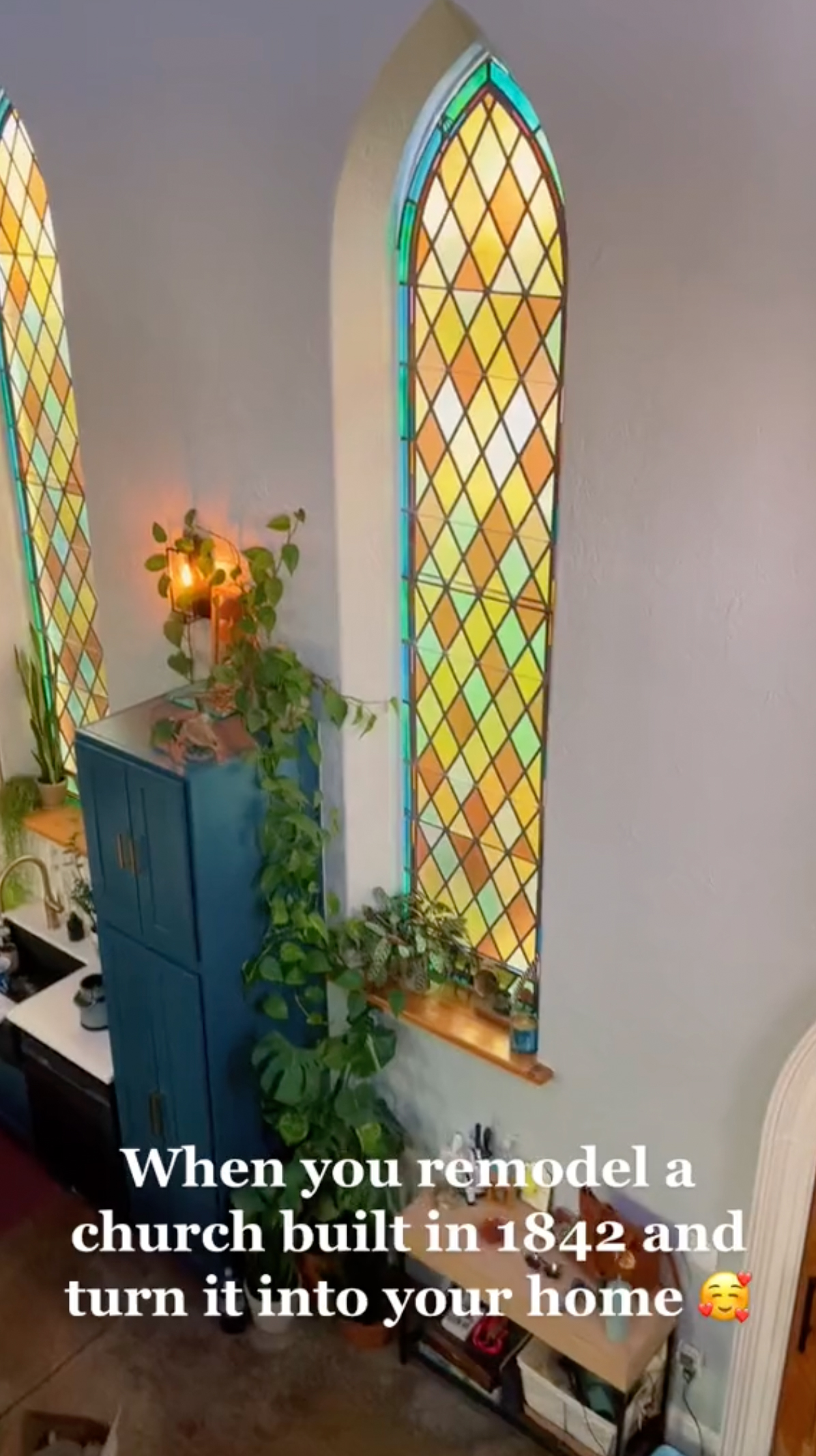 Das Haus bewahrte die ursprünglichen Buntglasfenster aus seiner früheren Zeit als heilige Einrichtung
