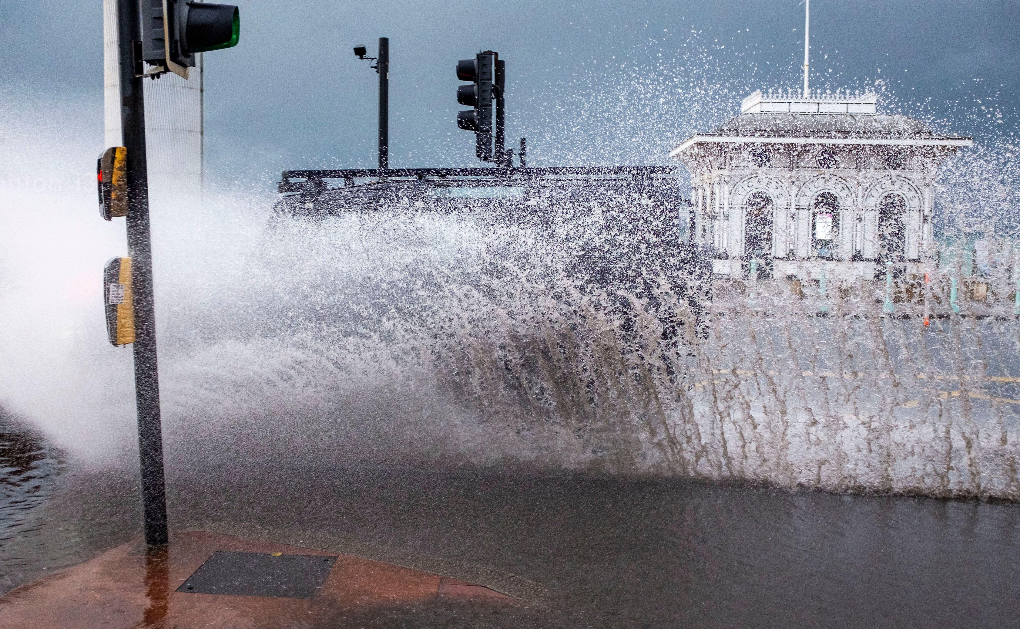 Die Küste von Brighton in East Sussex wurde an diesem Wochenende von sintflutartigen Regenfällen heimgesucht