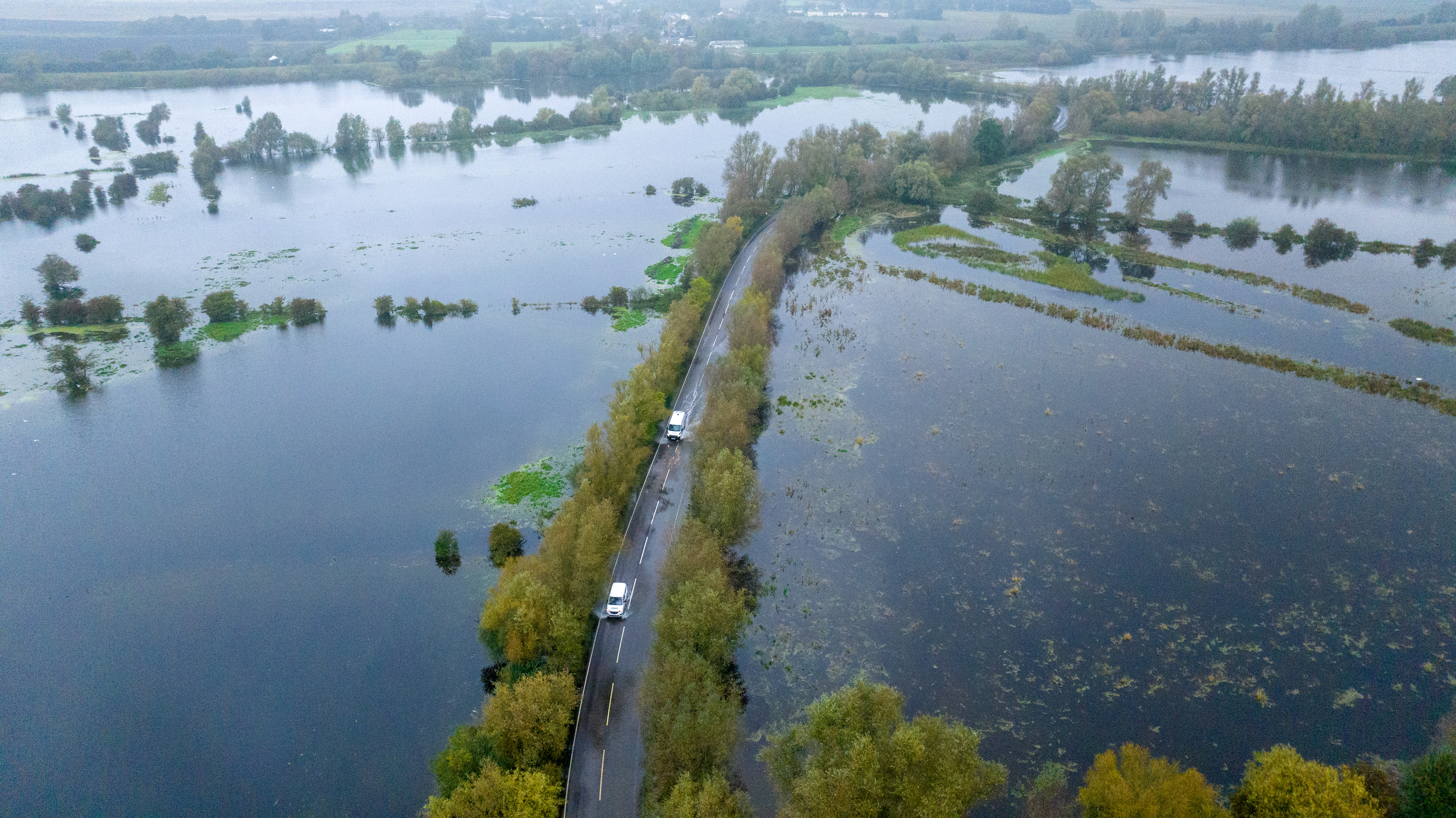 Felder und Straßen in ländlichen Teilen von Norfolk standen nach anhaltenden Regenfällen an diesem Wochenende unter Regenwasser