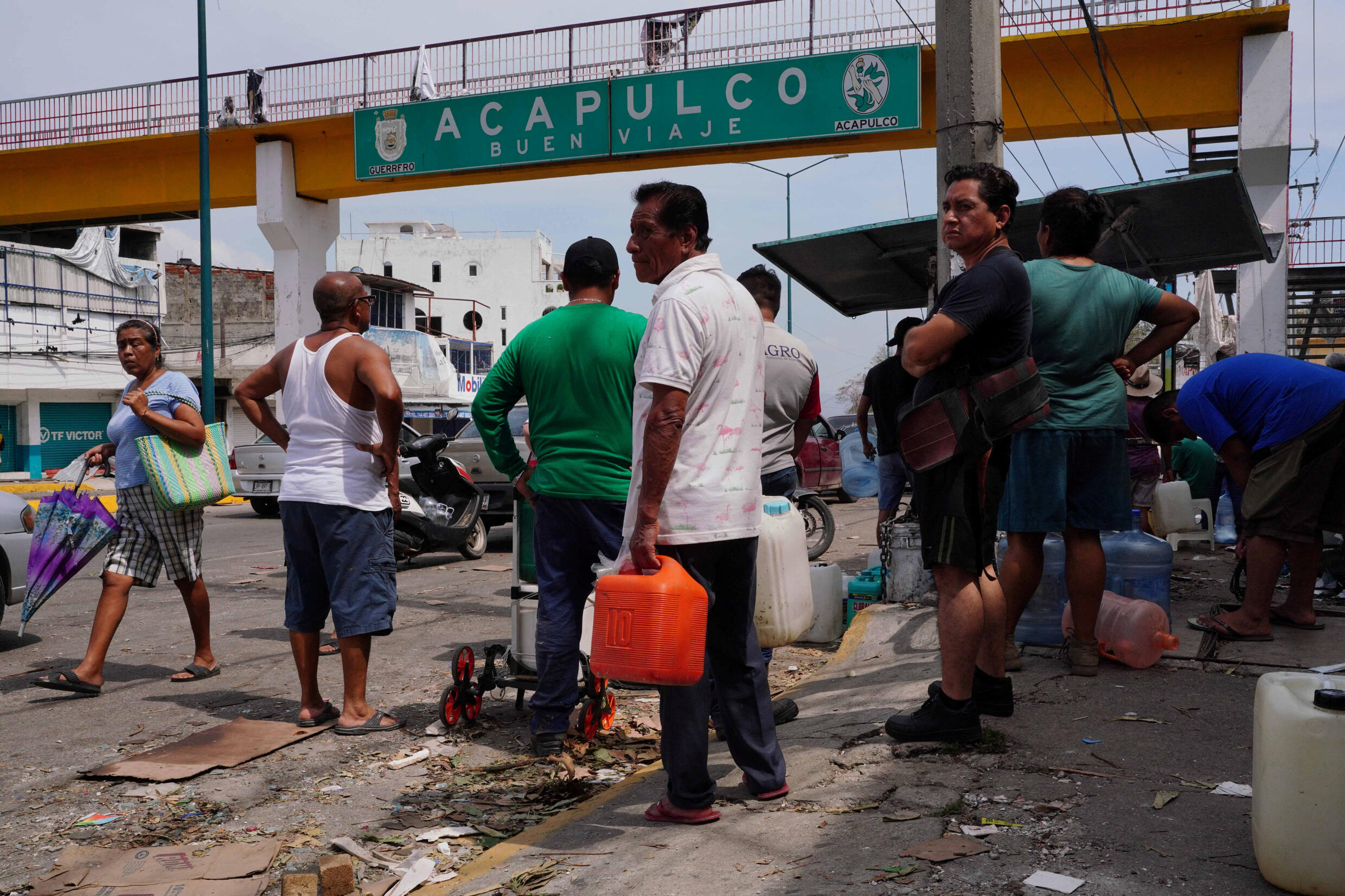 Menschen stehen nach dem Hurrikan Otis in Acapulco, Mexiko, am 28. Oktober 2023 Schlange, um Benzin zu holen.