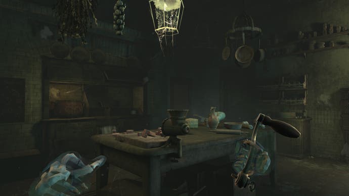 Ein Screenshot von The 7th Guest VR, der eine altmodische Küche zeigt.  Die körperlosen Hände des Spielers halten eine Kurbel und verrottendes Essen türmt sich hoch in den Schatten.