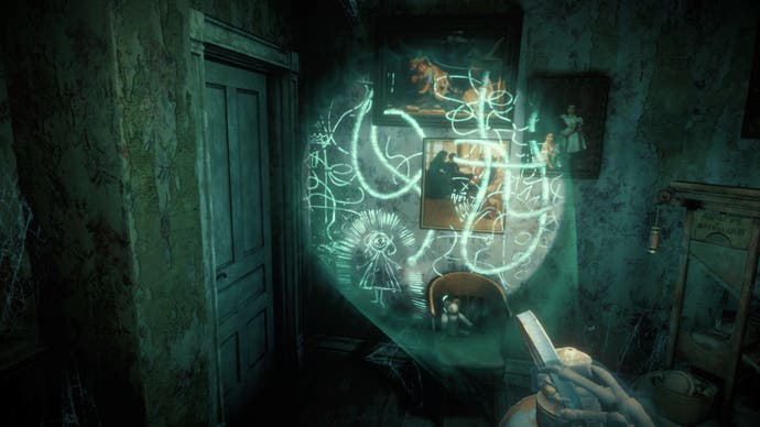 Ein Screenshot von The 7th Guest VR, der den Spieler zeigt, der eine magische Laterne in die Höhe hält.  Wo sein Strahl auf die Wand trifft, kommen geheime Kritzeleien zum Vorschein.