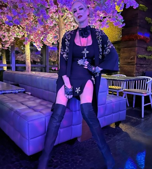 Denise Van Outen ließ die Fans mit ihrem komplett schwarzen, sexy Kostüm heiß um sich