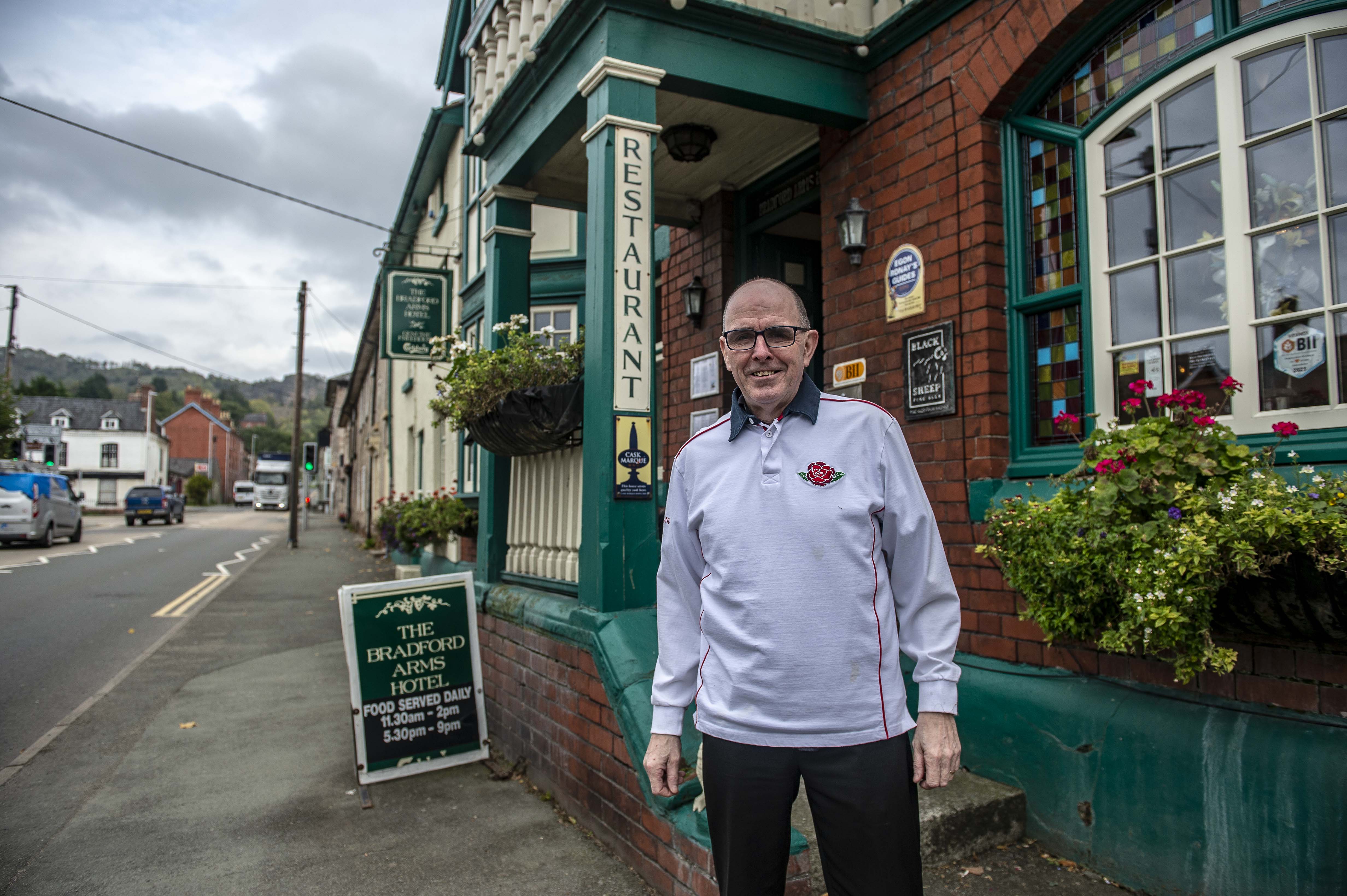 Bob Hedley trägt sein England-Trikot nur wenige Meter von der Grenze entfernt vor seinem Pub