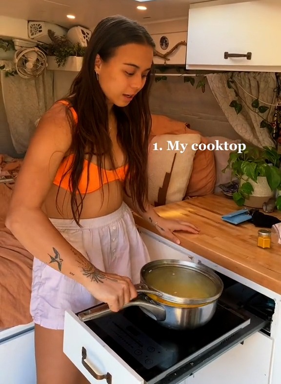 Sie erklärte, sie wünschte, sie hätte mehr Kochfelder, während sie Suppe zubereitete