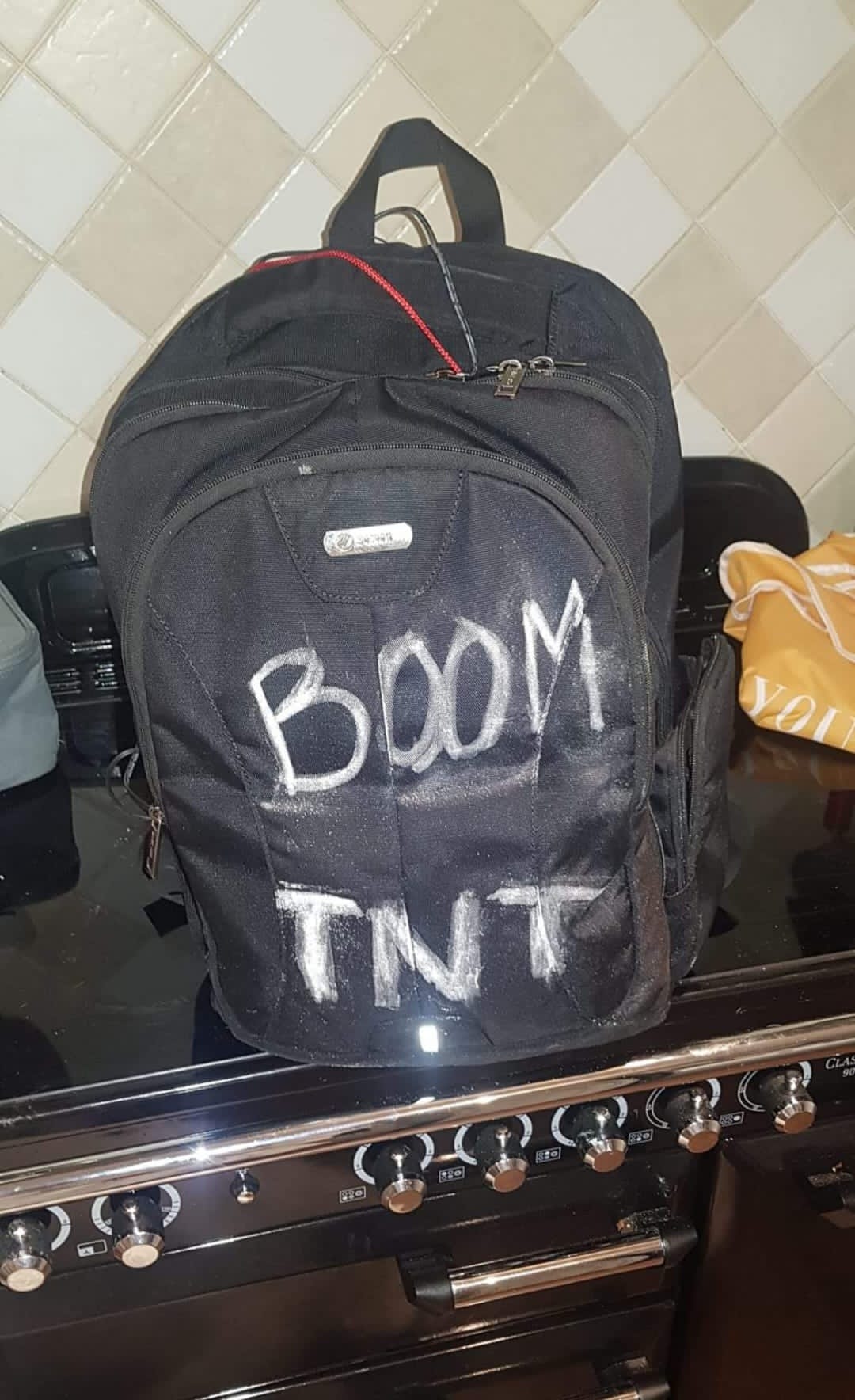 Auf Facebook veröffentlichte er ein Bild einer schwarzen Tasche mit der Aufschrift „Boom“ und „TNT“.