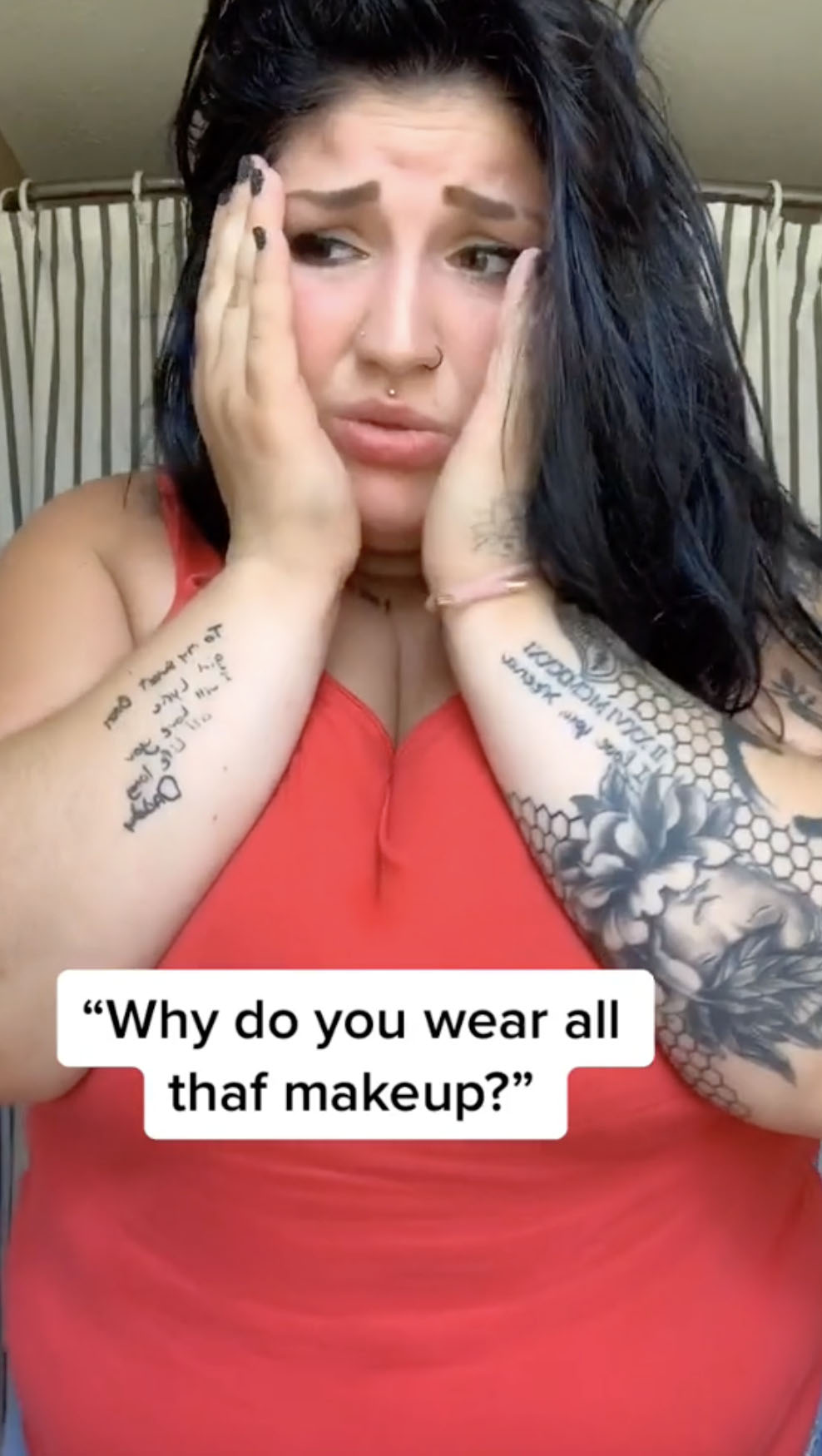 Sie fasste sich entsetzt ins Gesicht, nachdem sie wegen ihres Make-up-Stils kritisiert wurde