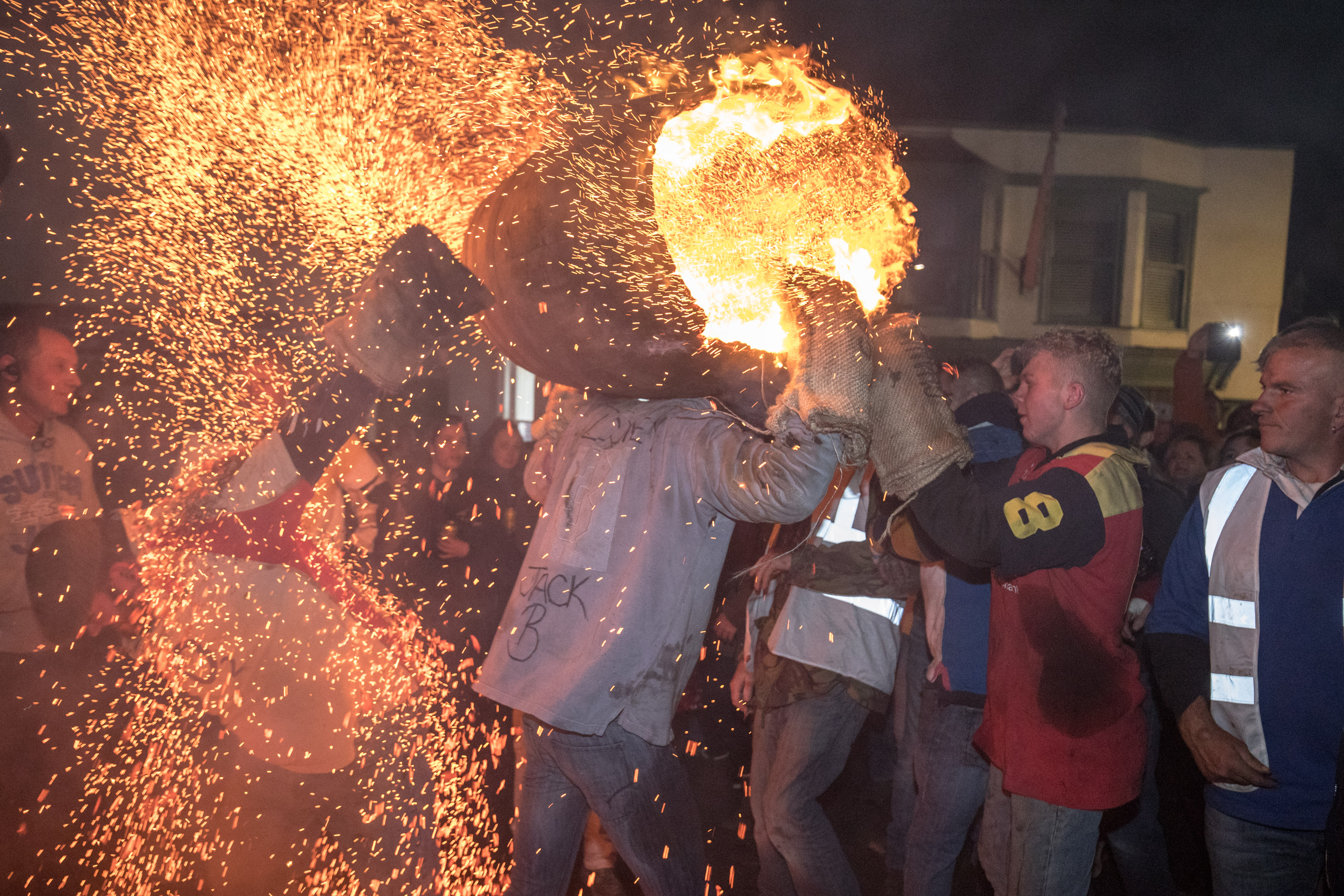 Ein Teilnehmer läuft mit einem brennenden, in Teer getränkten Fass bei einem früheren Teerfass-Festival in Ottery St Mary