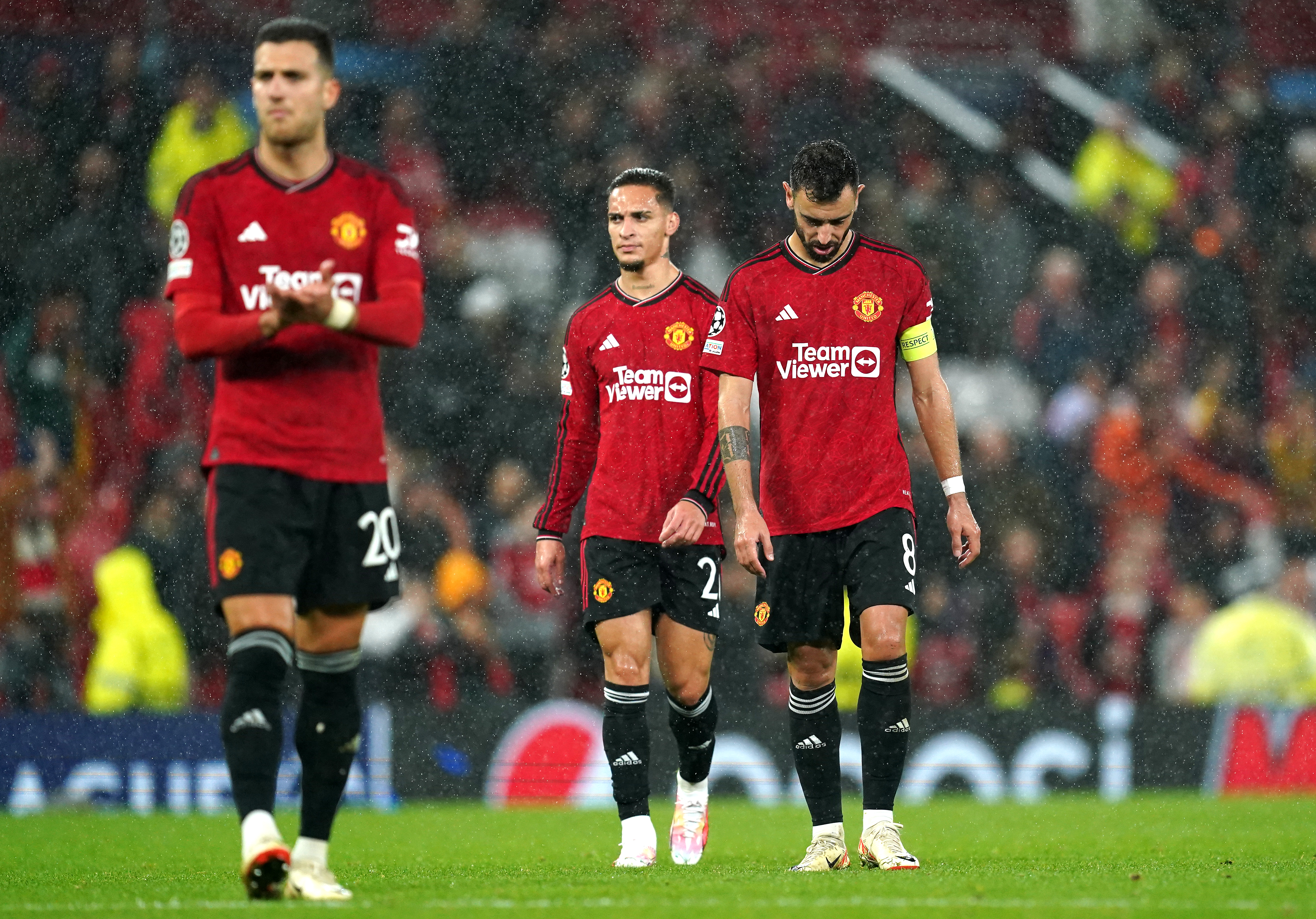 Die Stars von Man Utd behaupten, die Trikots und Socken seien in dieser Saison zu eng