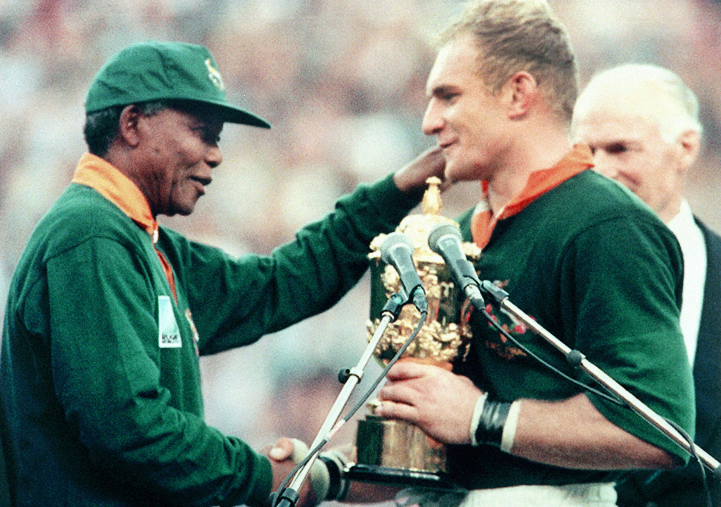 Der südafrikanische Präsident Nelson Mandela gratuliert dem Springbok-Kapitän François Pienaar, nachdem er ihm am 24. Juni 1995 in Johannesburg die William Webb Ellis-Trophäe überreicht hatte.