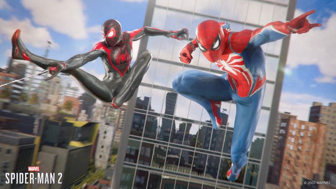 Sowohl Peter Parker als auch Miles Morales erheben sich in diesem Schlüsselkunstwerk aus Spider-Man 2 in die Lüfte von New York.