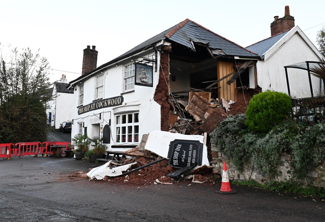Der beliebte Pub Ship Inn in Cockwood, Devon, musste schließen, nachdem er bei heftigen Regenfällen eingestürzt war