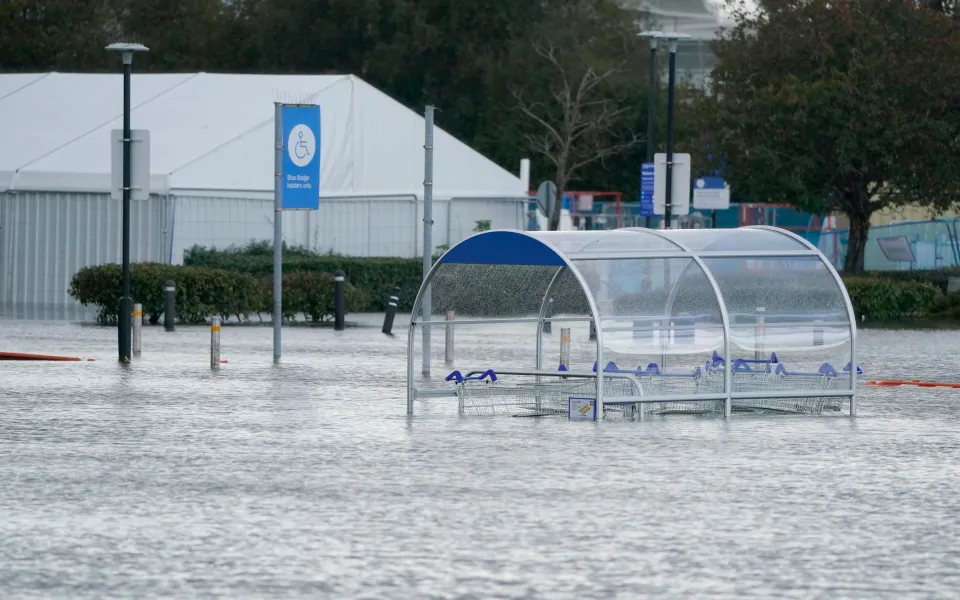 Ein Tesco-Parkplatz in Bognor Regis, West Sussex, stand am Wochenende vollständig unter Wasser