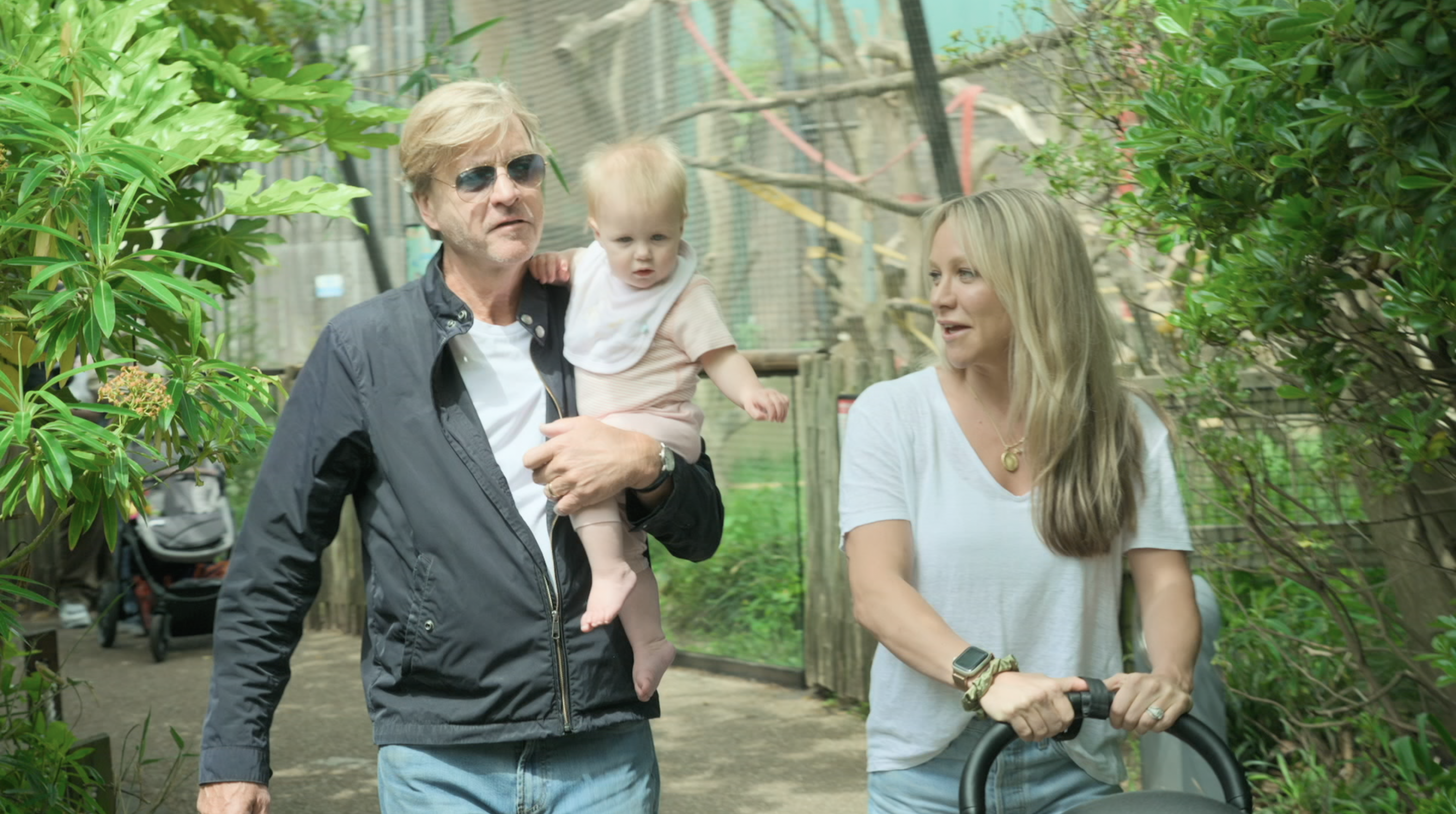 Richard geht mit Chloe und Enkelin Bodhi spazieren