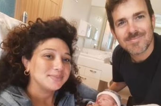 Shaylee im Bild mit ihrem Ehemann Yahav Winner und ihrem Neugeborenen