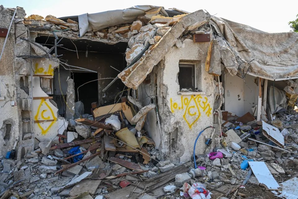 Kfar Aza, eine Siedlung nahe der Grenze zum Gazastreifen, wurde von Hamas-Kämpfern dezimiert