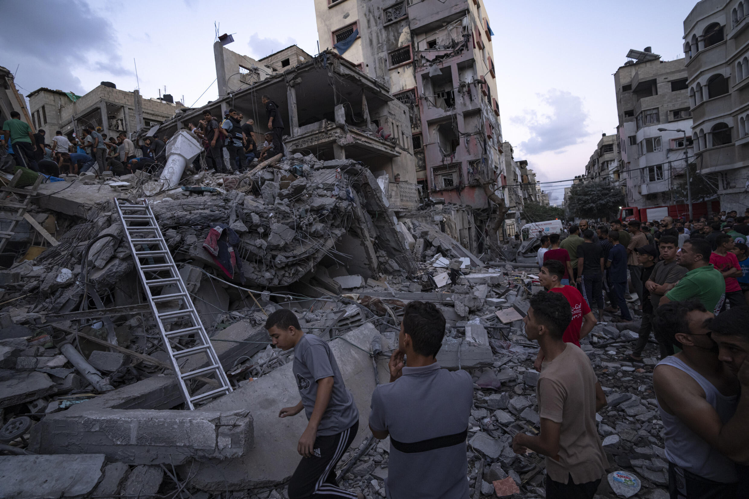 Nach einem israelischen Luftangriff am 10. Oktober 2023 suchen Palästinenser in den Trümmern eines zerstörten Wohngebäudes nach Verletzten.