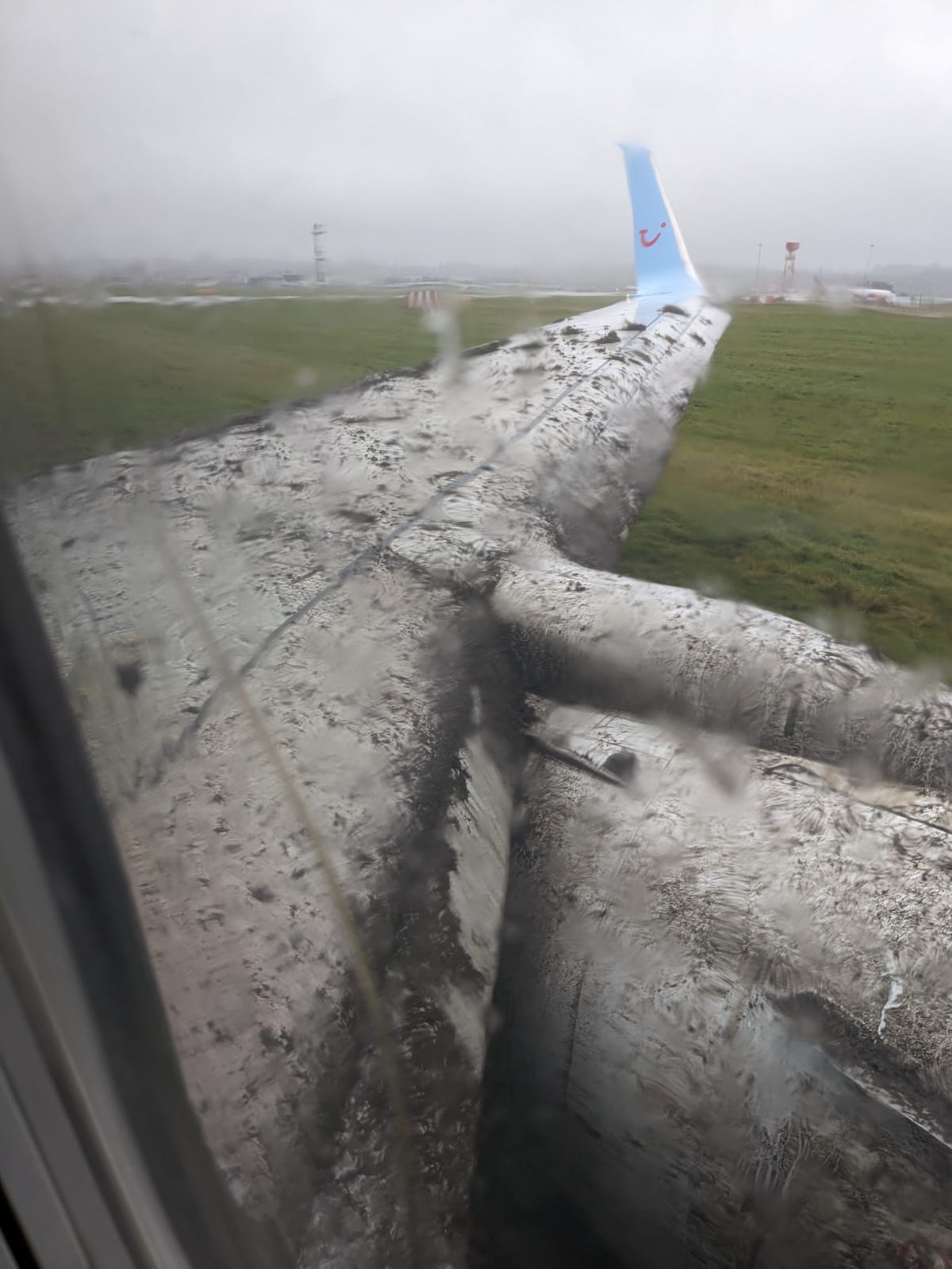 Die Boeing 737-800 pflügte in den sumpfigen Randstreifen und bespritzte die Tragflächen mit Schlamm