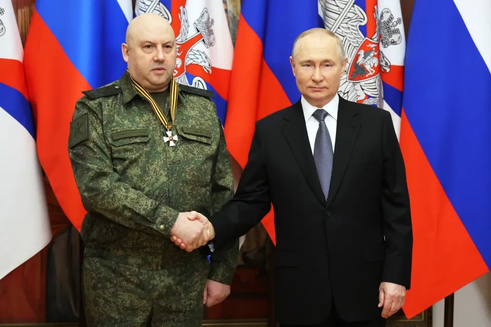Putin mit einem seiner Top-Generäle, Sergej Surowikin, dessen Tod man einst fürchtete