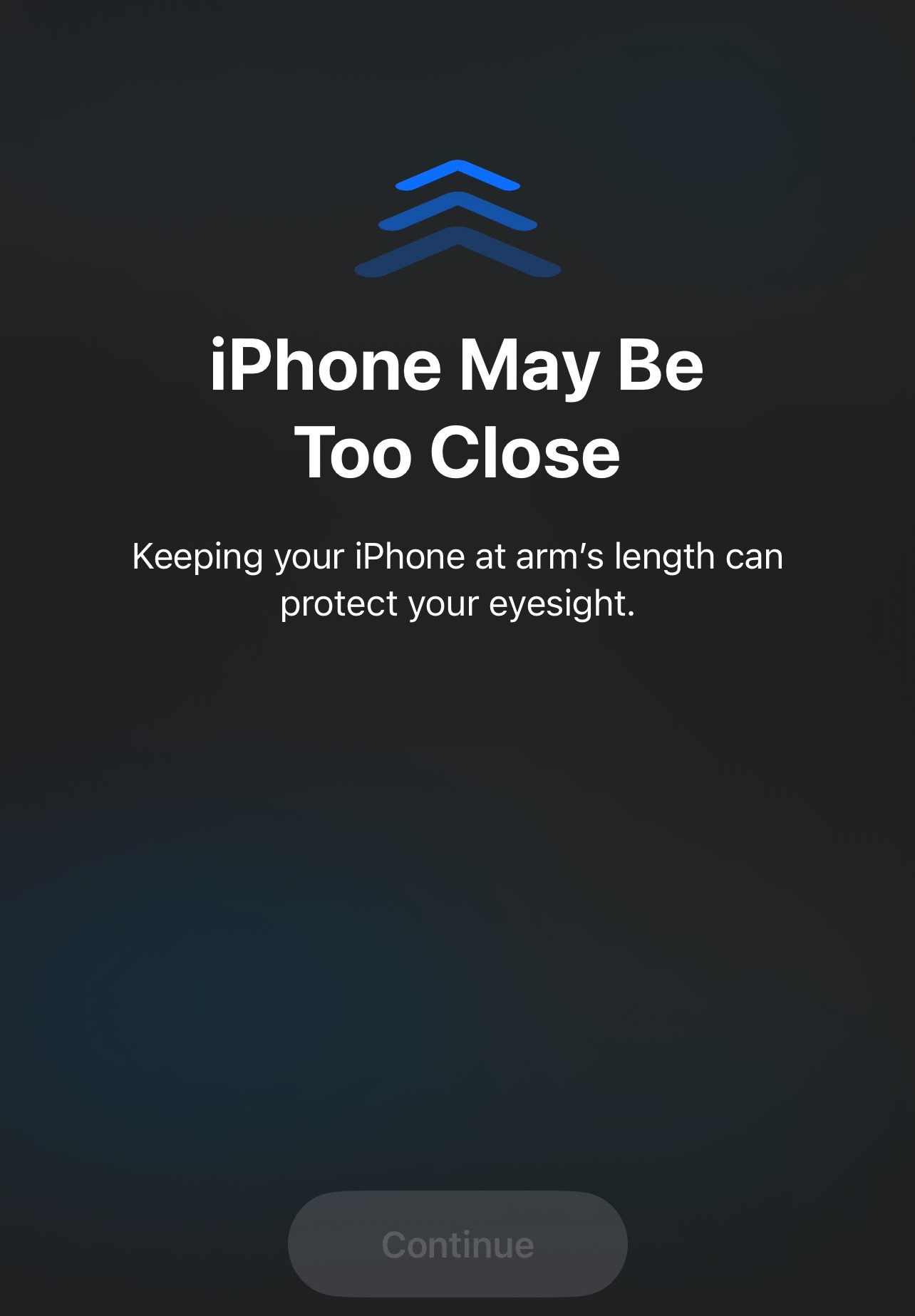 Wenn Sie den Bildschirm Ihres iPhones oder iPads zu nah an Ihr Gesicht halten, verdeckt Screen Distance den Bildschirm mit einer Warnung, sodass Sie nicht fortfahren können
