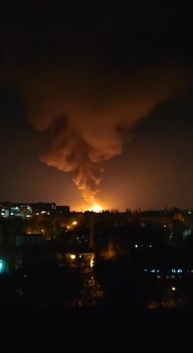 Das Feuer erhellte den Himmel von Donezk