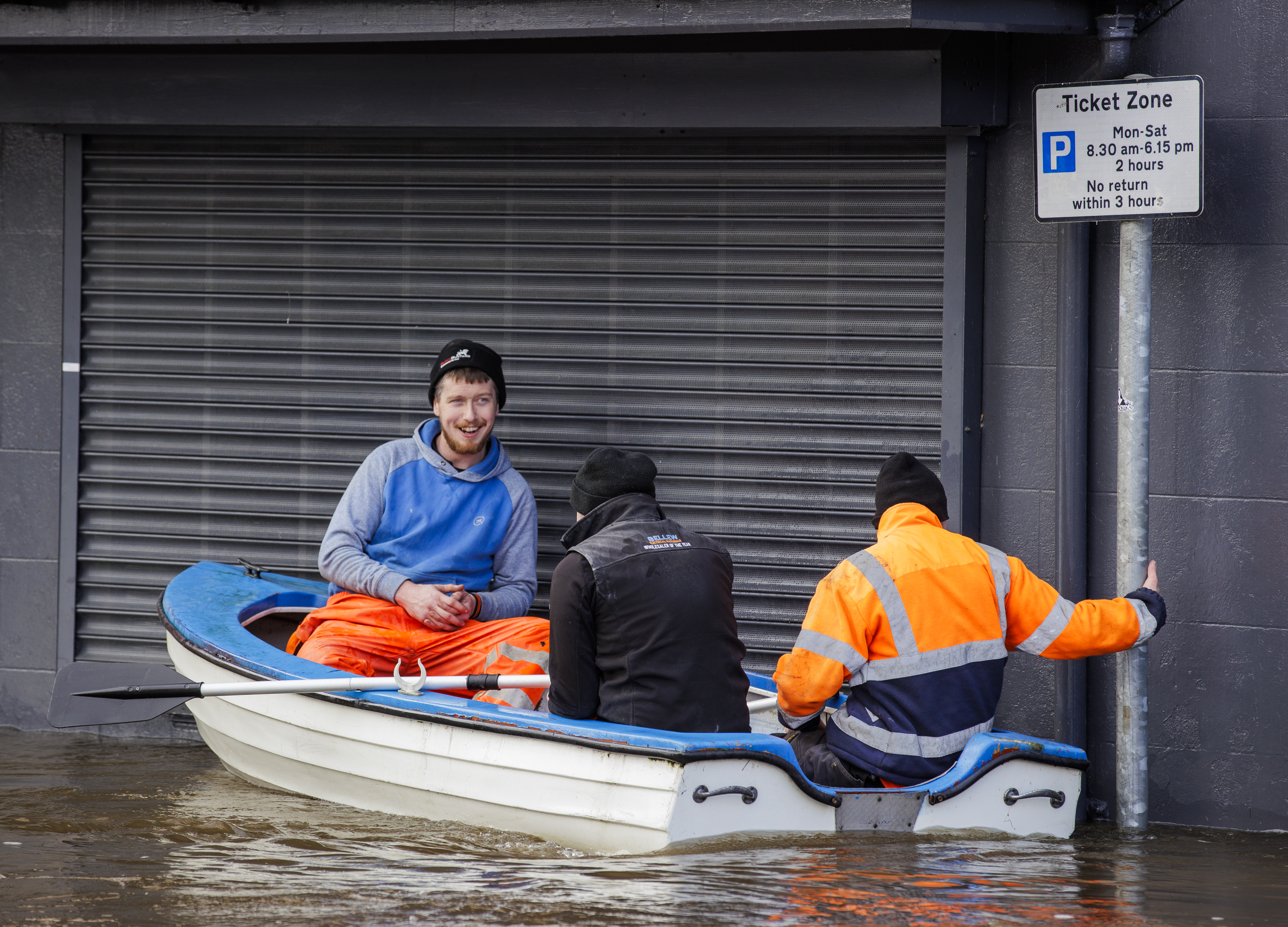 Menschen fahren am Dienstag mit dem Kanu eine überflutete Bank Parade in Nordirland hinunter