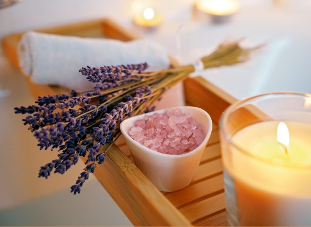 Heißes Bad mit Lavendel-Badesalz und brennender Kerze