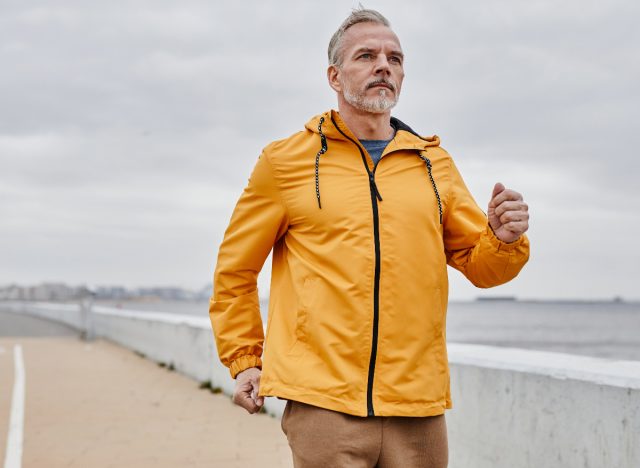 Reifer Mann geht im Freien, Konzept von Fitnesstipps zur Vorbeugung von Knochenschwund