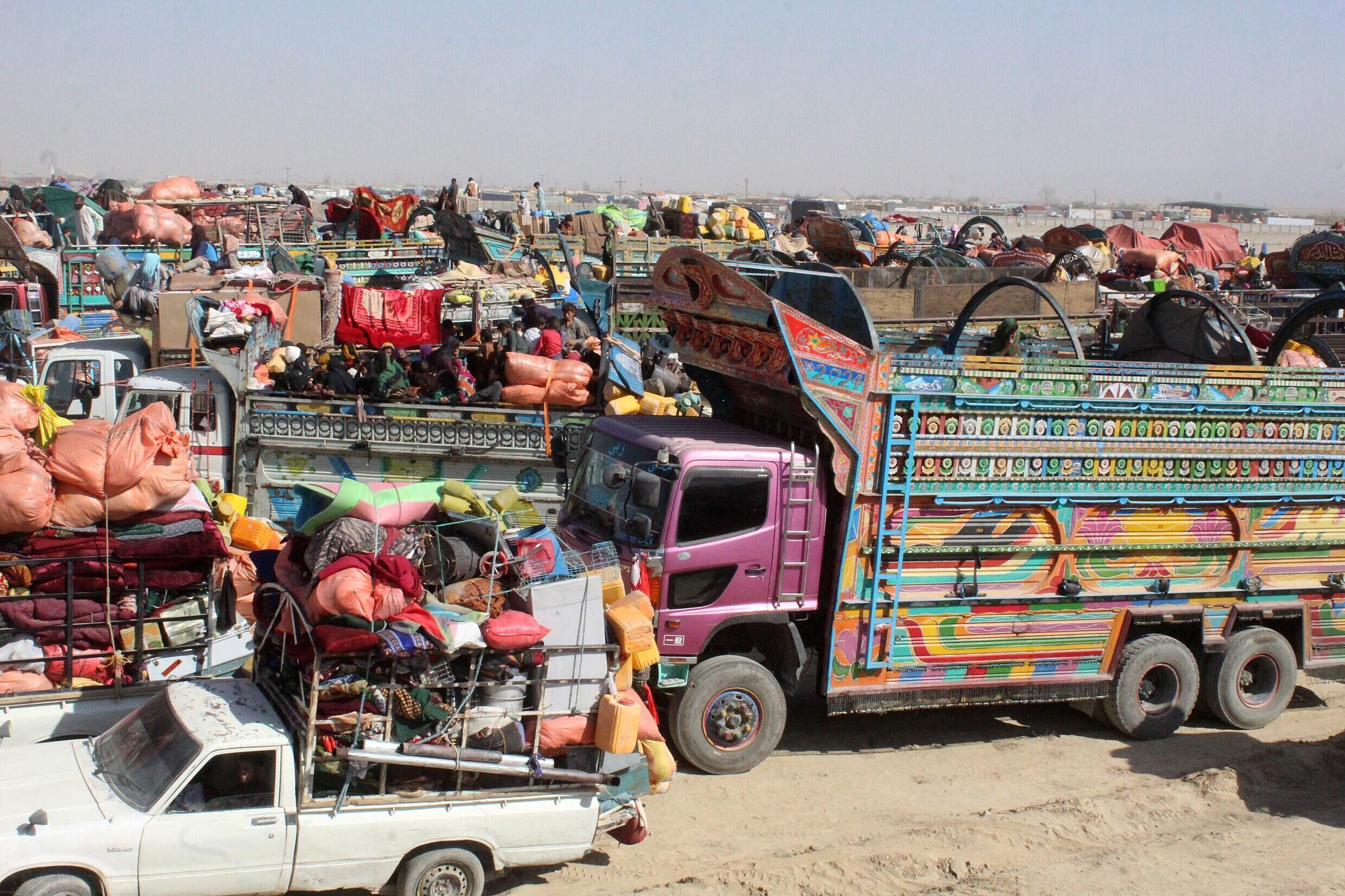 Als die Frist für die Ausreise aus Pakistan näher rückte, kamen afghanische Flüchtlinge in Lastwagen und Autos an, um die pakistanisch-afghanische Grenze in Chaman zu überqueren.