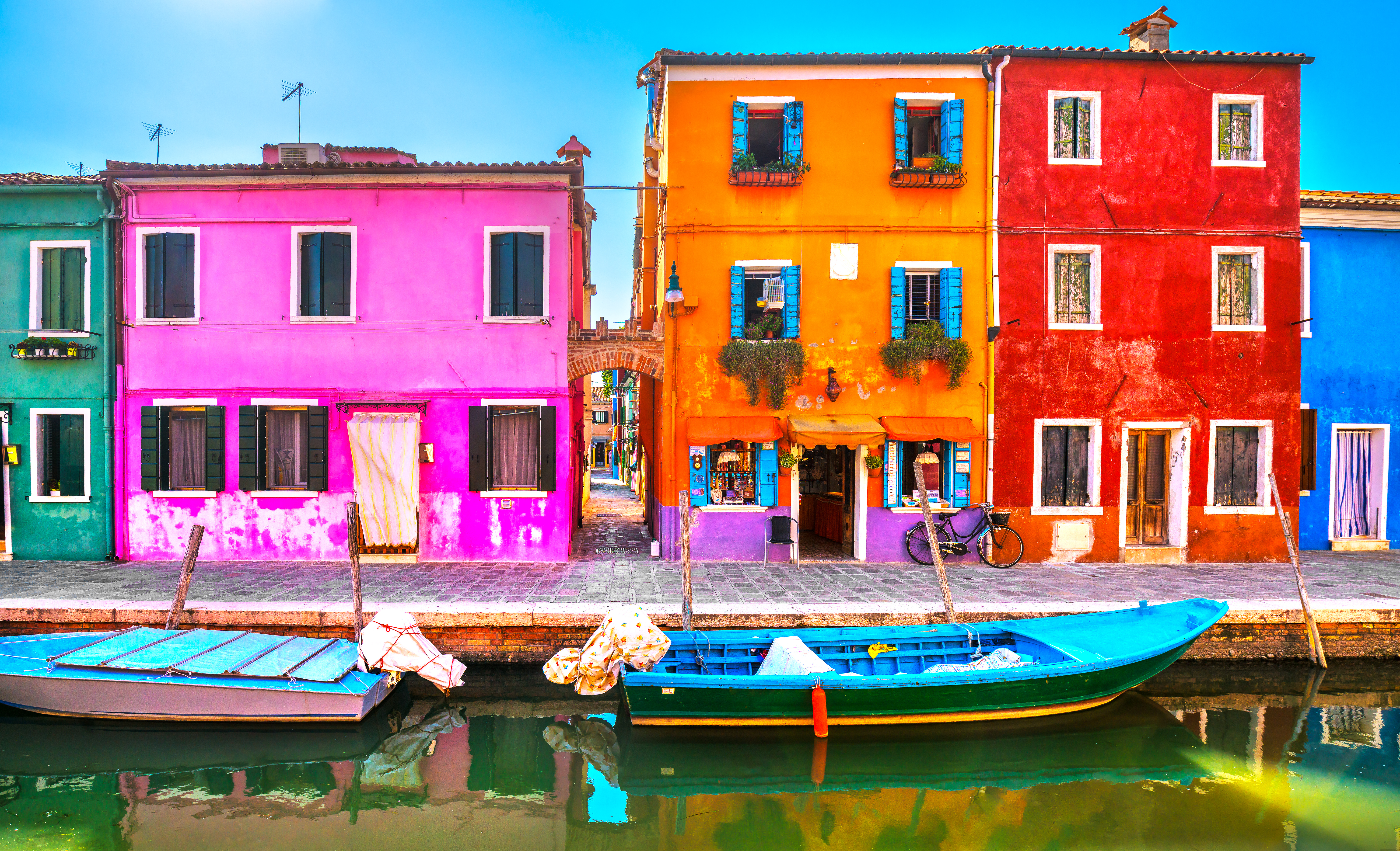 Aveiro hat auch einige Ähnlichkeiten mit Venedig (im Bild), darunter farbenfrohe Häuser und Boote
