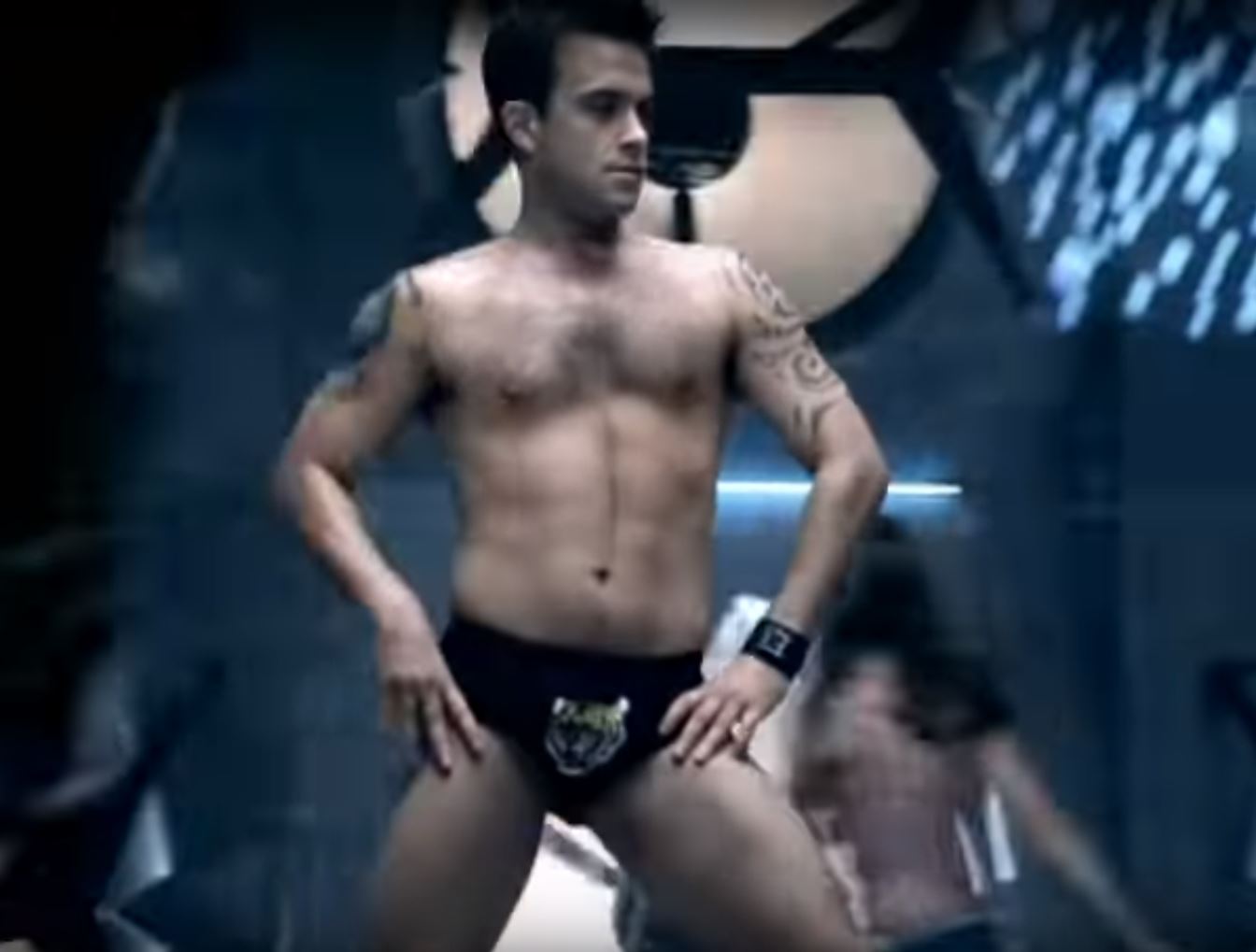 Im Musikvideo zu „Rock DJ“ aus dem Jahr 2000 zog sich Robbie bekanntermaßen bis auf die Hose aus