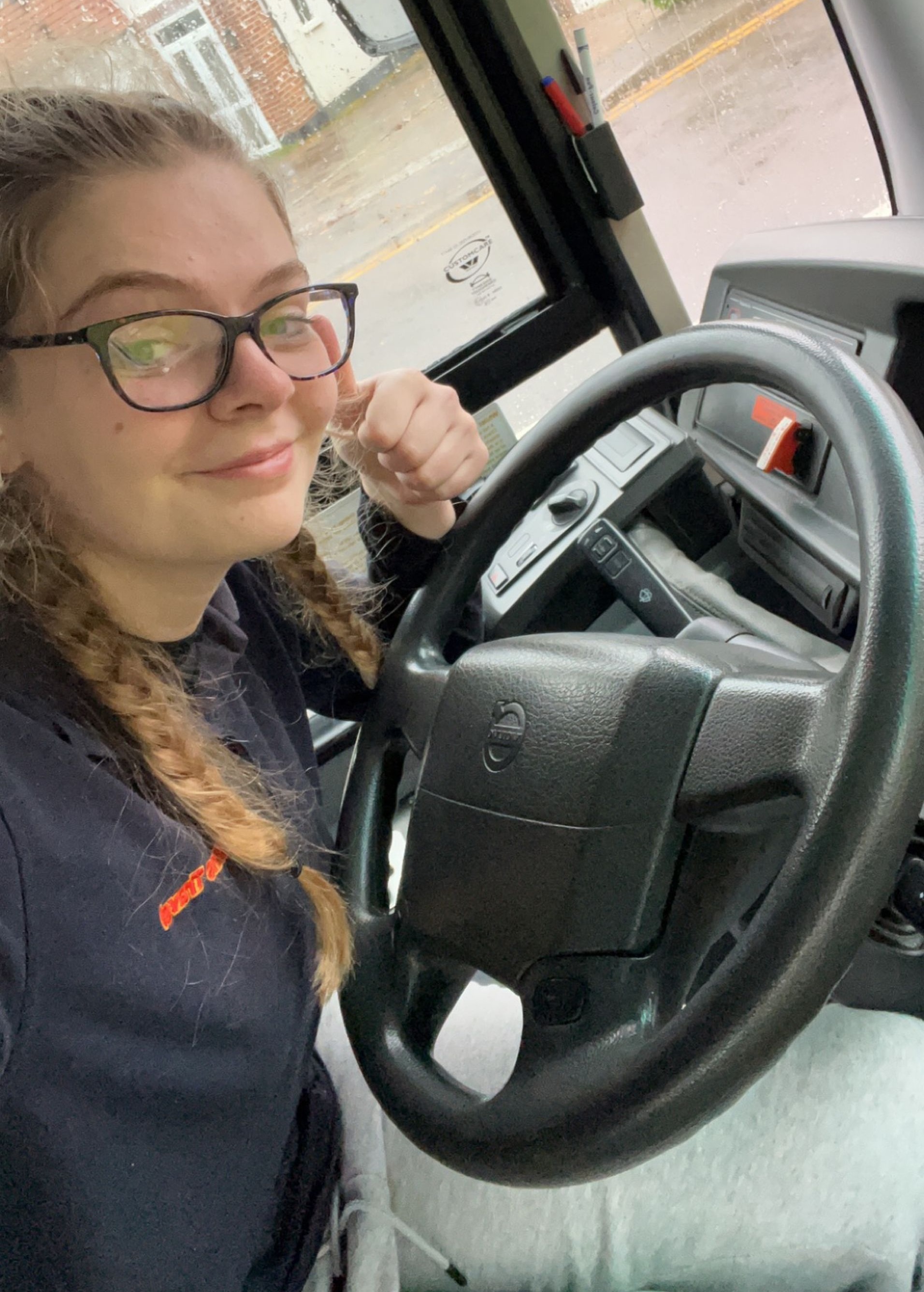 Liv aus Tunbridge Wells, Kent, hat zehn Monate nach ihrem Abitur ihre Busprüfung bestanden und arbeitet jetzt als Busfahrerin – außerdem fährt sie mit ihrem Doppeldecker zu Busbesitzer-Rallyes