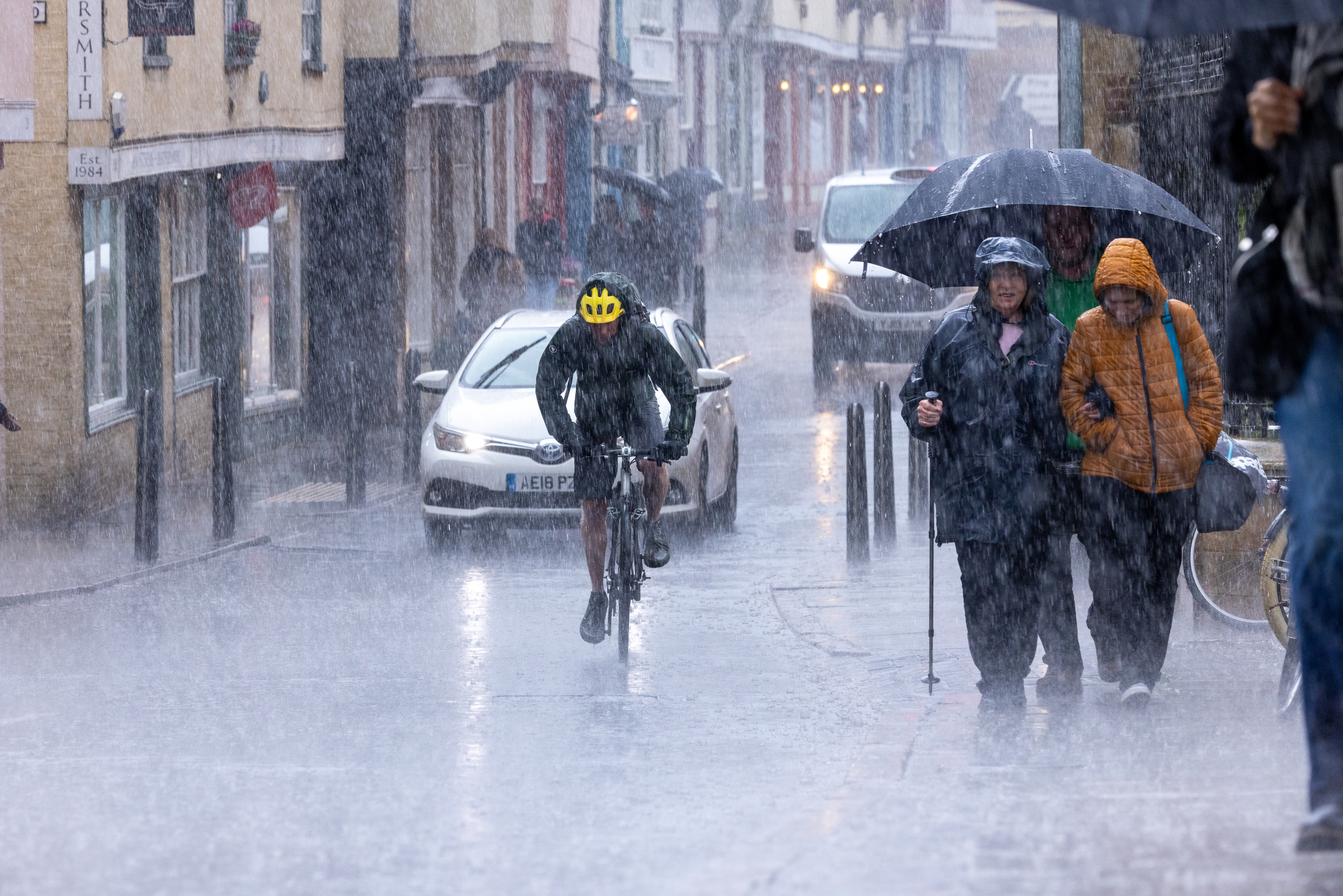 Touristen in Cambridge wurden gestern von sintflutartigen Regenfällen erfasst