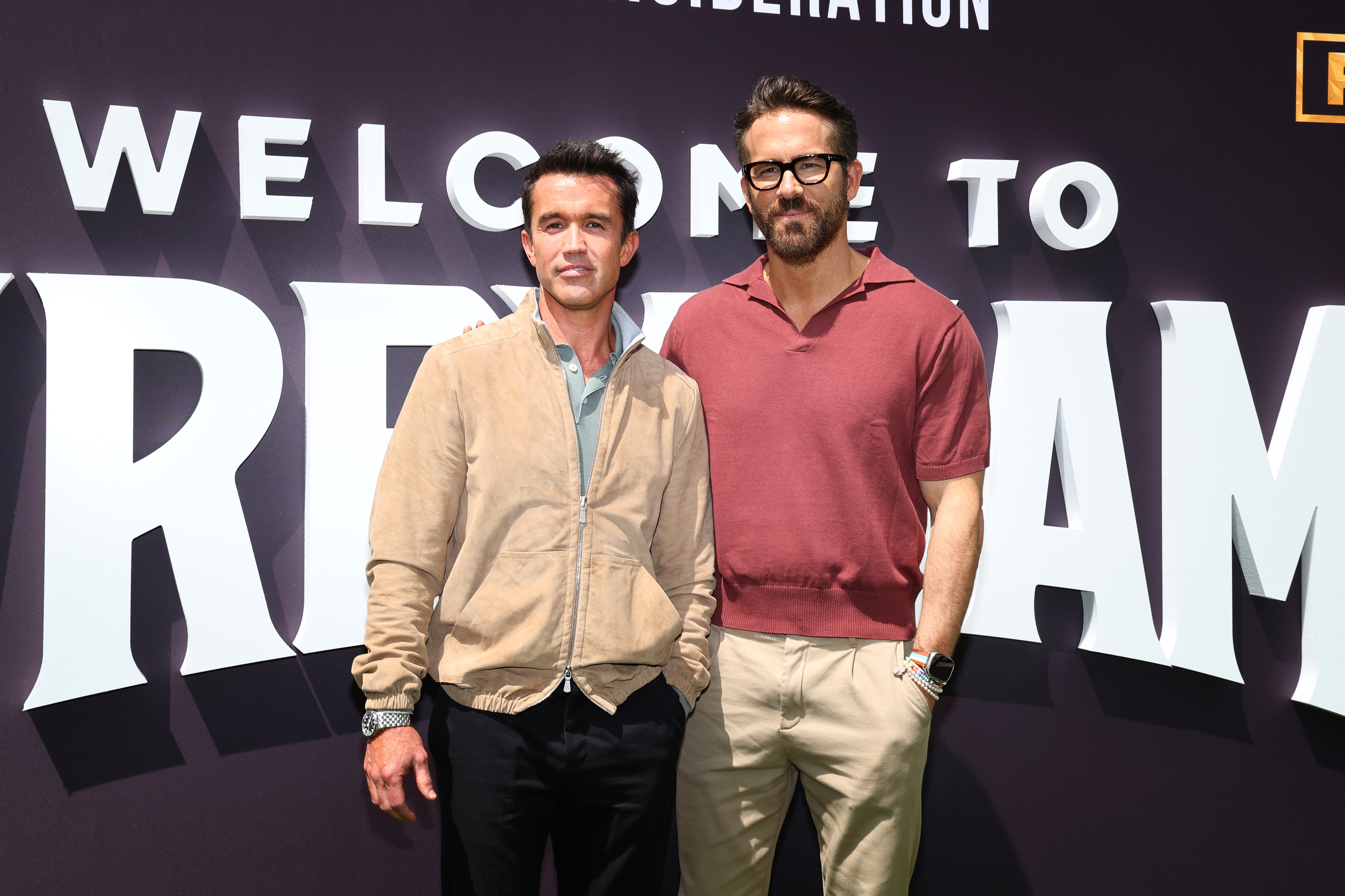 Ryan Reynolds und Rob McElhenney sprechen zwei der Charaktere in der festlichen Werbung