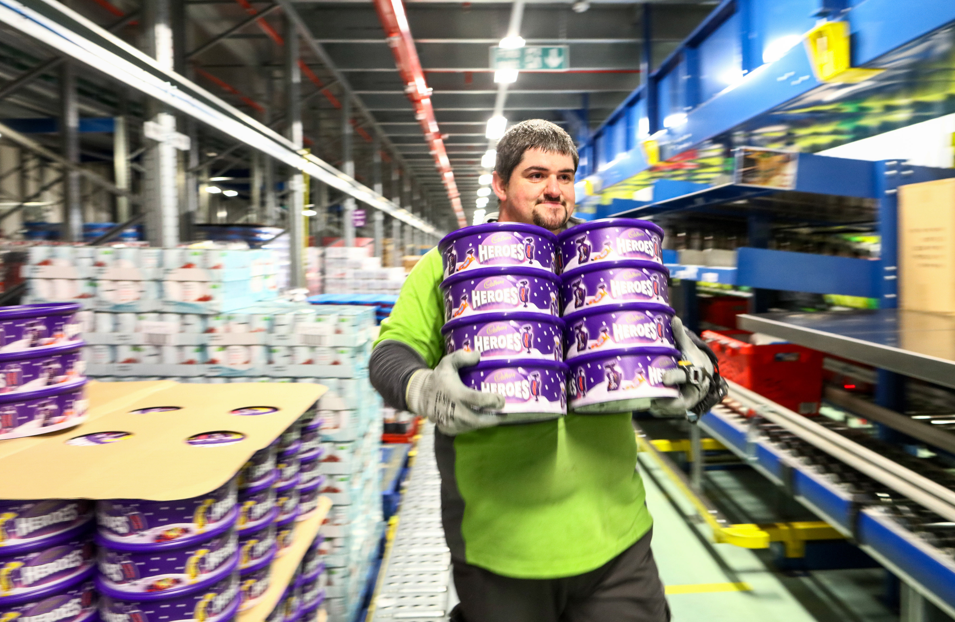Derzeit werden 600-g-Cadbury-Hero-Becher bei Tesco und Morrisons für 5 £ verkauft