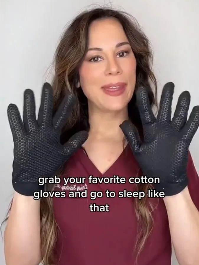 Dr. Lindsey sagte, Sie sollten mit Baumwollhandschuhen an Ihren mit Vaseline bedeckten Händen schlafen