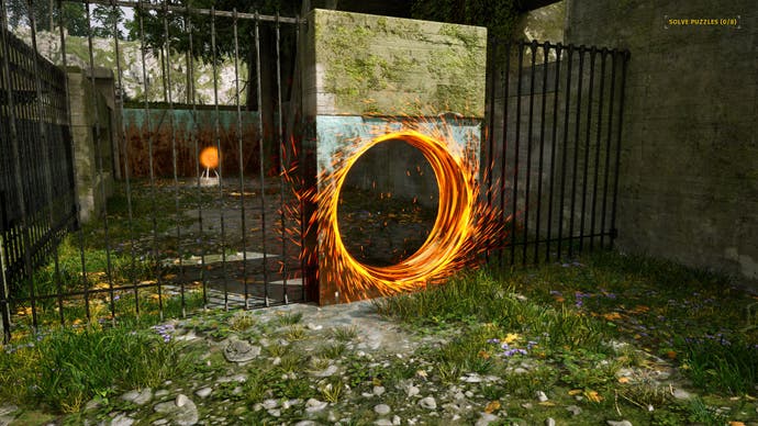 Ein leuchtendes Stativ öffnet ein zischendes Portal in einer Wand