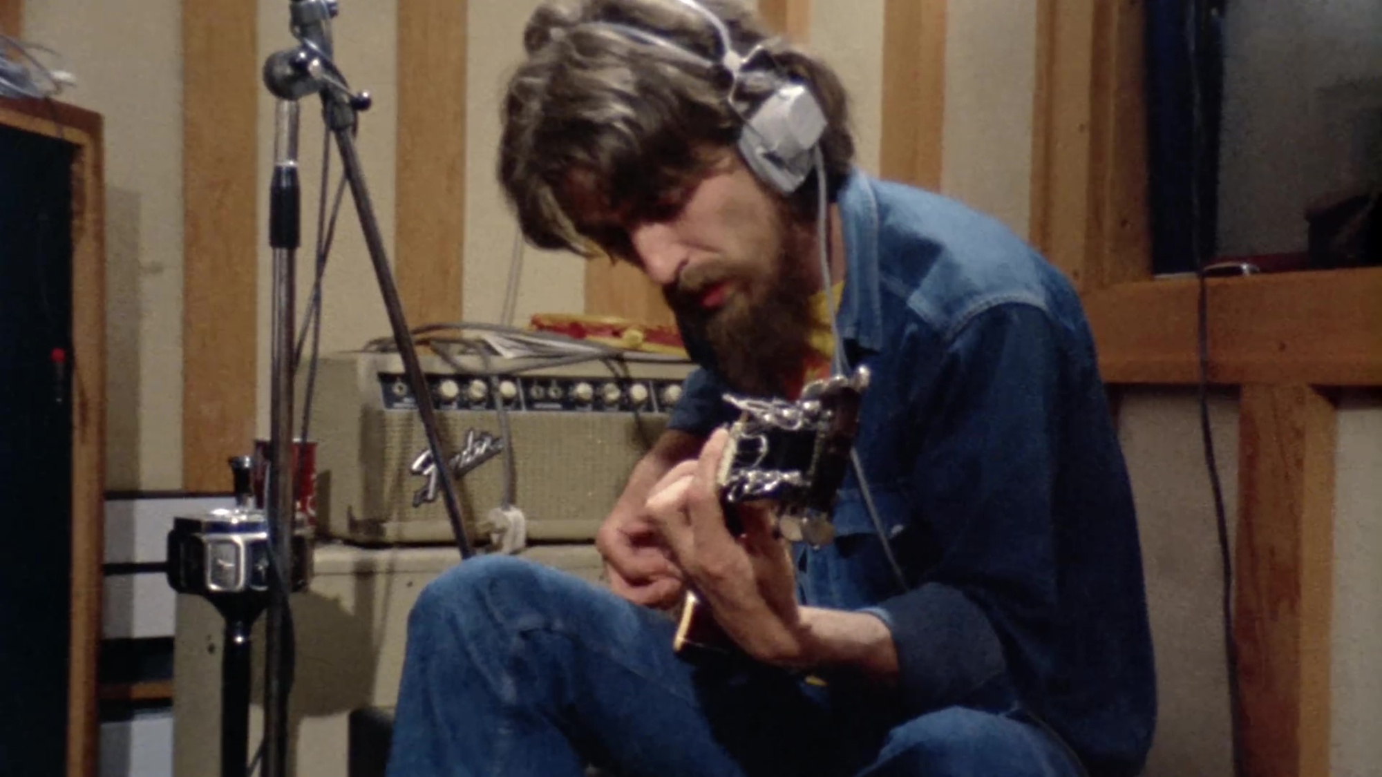 George Harrison spielt Gitarre im Studio
