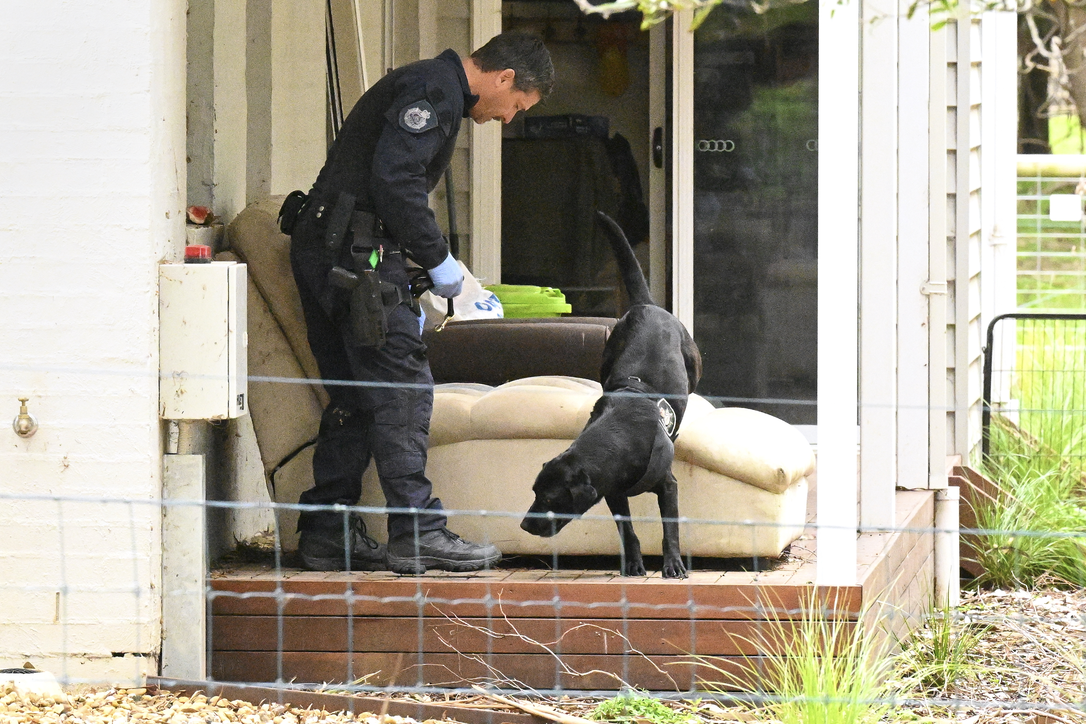 Das Haus des mutmaßlichen Pilzmörders wurde heute von Polizisten mit Spürhunden durchsucht