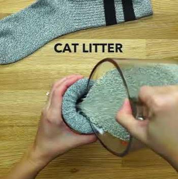 Eine schnelle Lösung ist es, Katzenstreu in Socken zu stecken und diese auf Fensterbänke zu legen