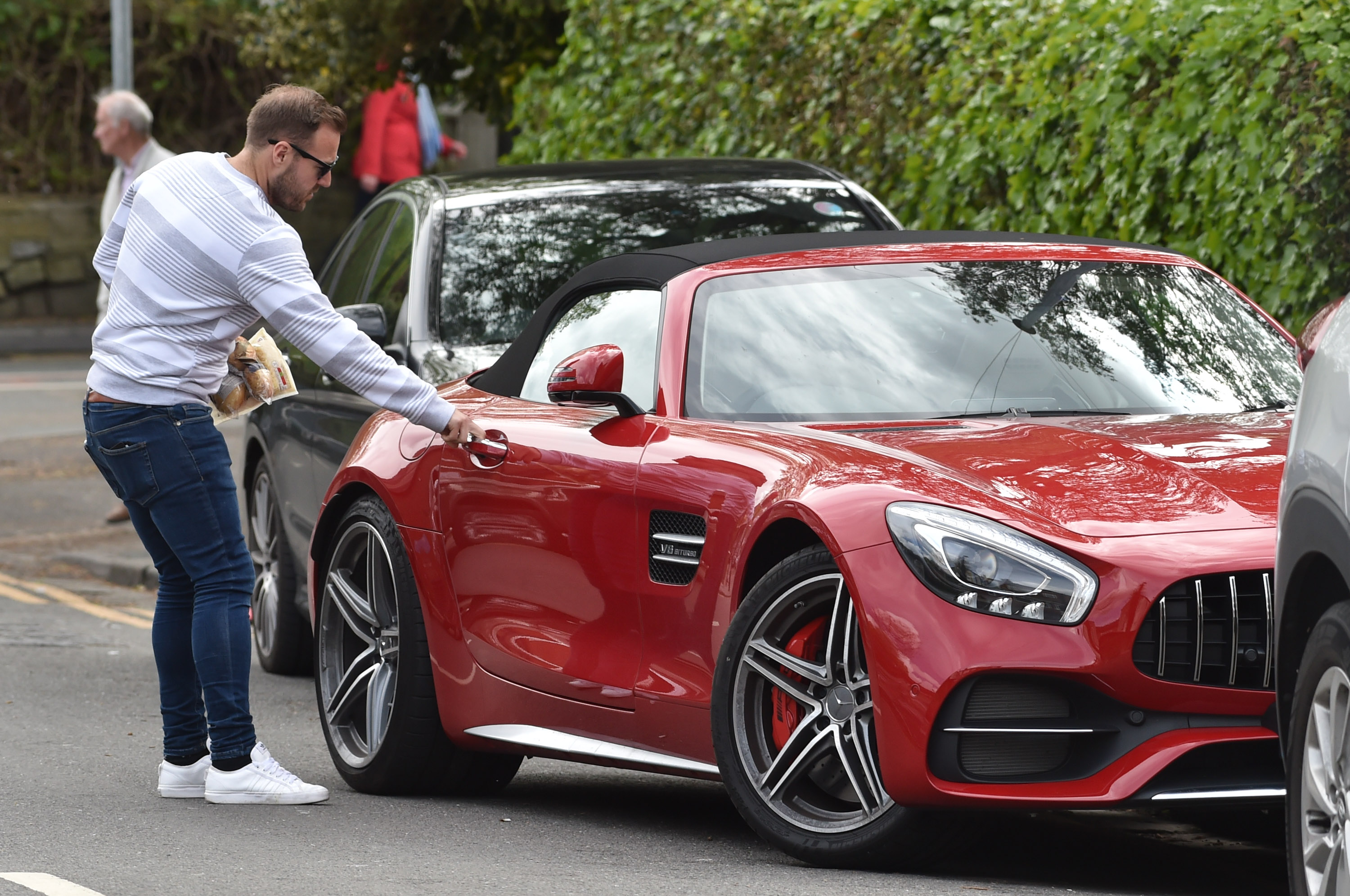 Der Schauspieler wurde oft in seinem wunderschönen roten Mercedes-Sportwagen gesichtet