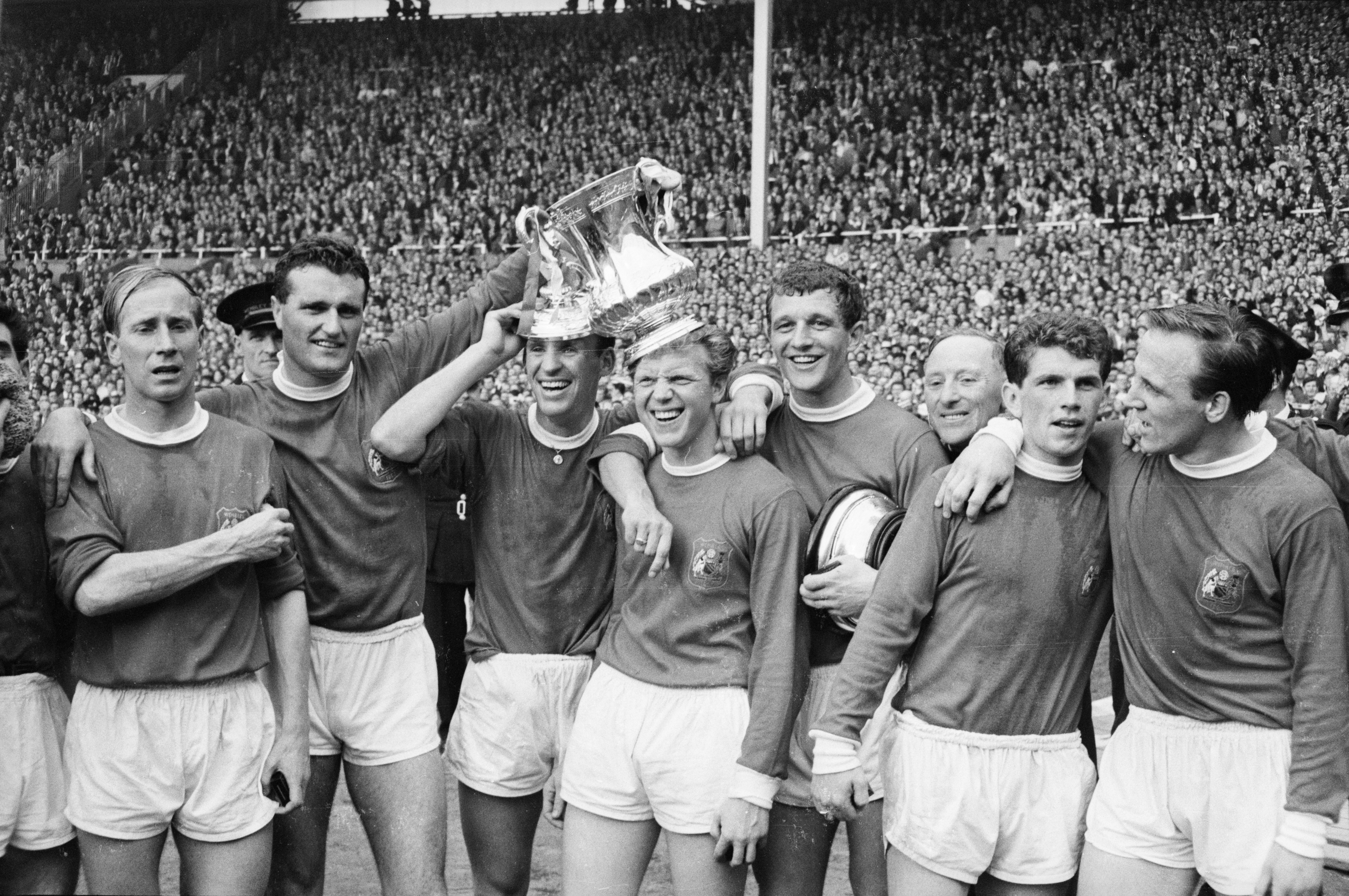 Bobby Charlton, Noel Cantwell, Pat Crerand, Albert Quixall und David Herd feiern den Gewinn des FA Cups