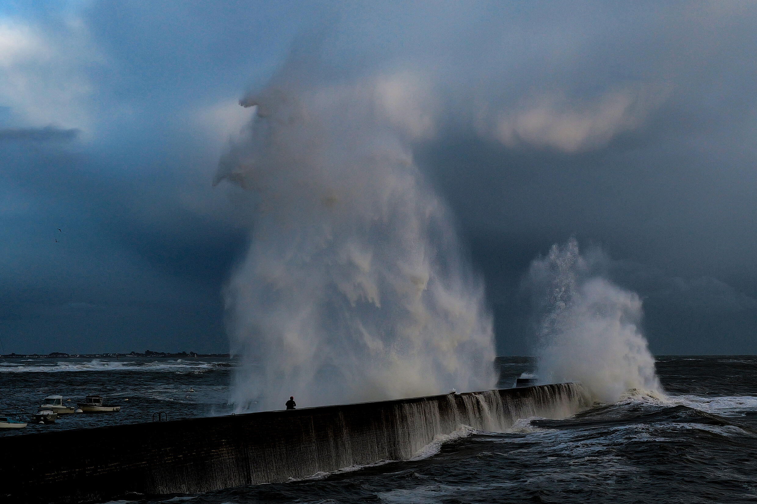 Etwa 1,2 Millionen französische Haushalte verloren den Strom, als der Sturm über die Nordwestküste fegte.