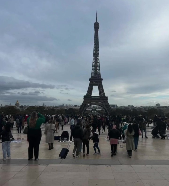 Rubens Foto vom Eiffelturm zeigt dieselben Touristen wie auf Arabellas Schnappschuss
