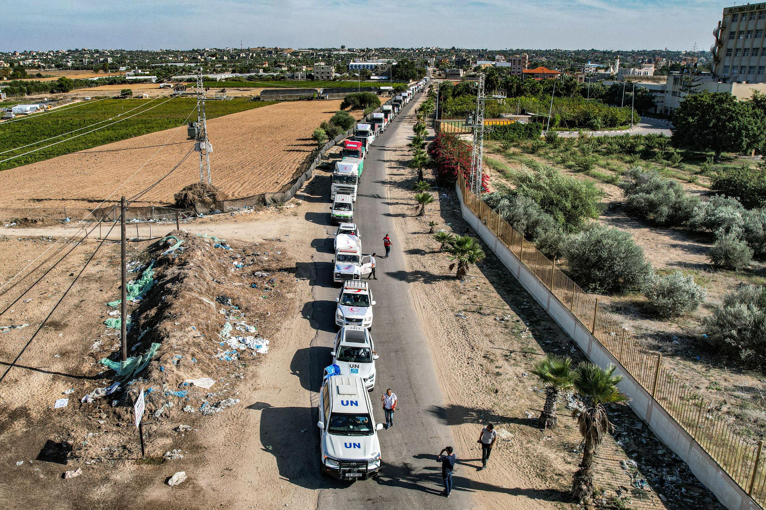 Lastwagen mit humanitärer Hilfe kommen aus Ägypten im südlichen Gazastreifen an, nachdem sie am 21. Oktober 2023 die Grenze zu Rafah überquert haben.