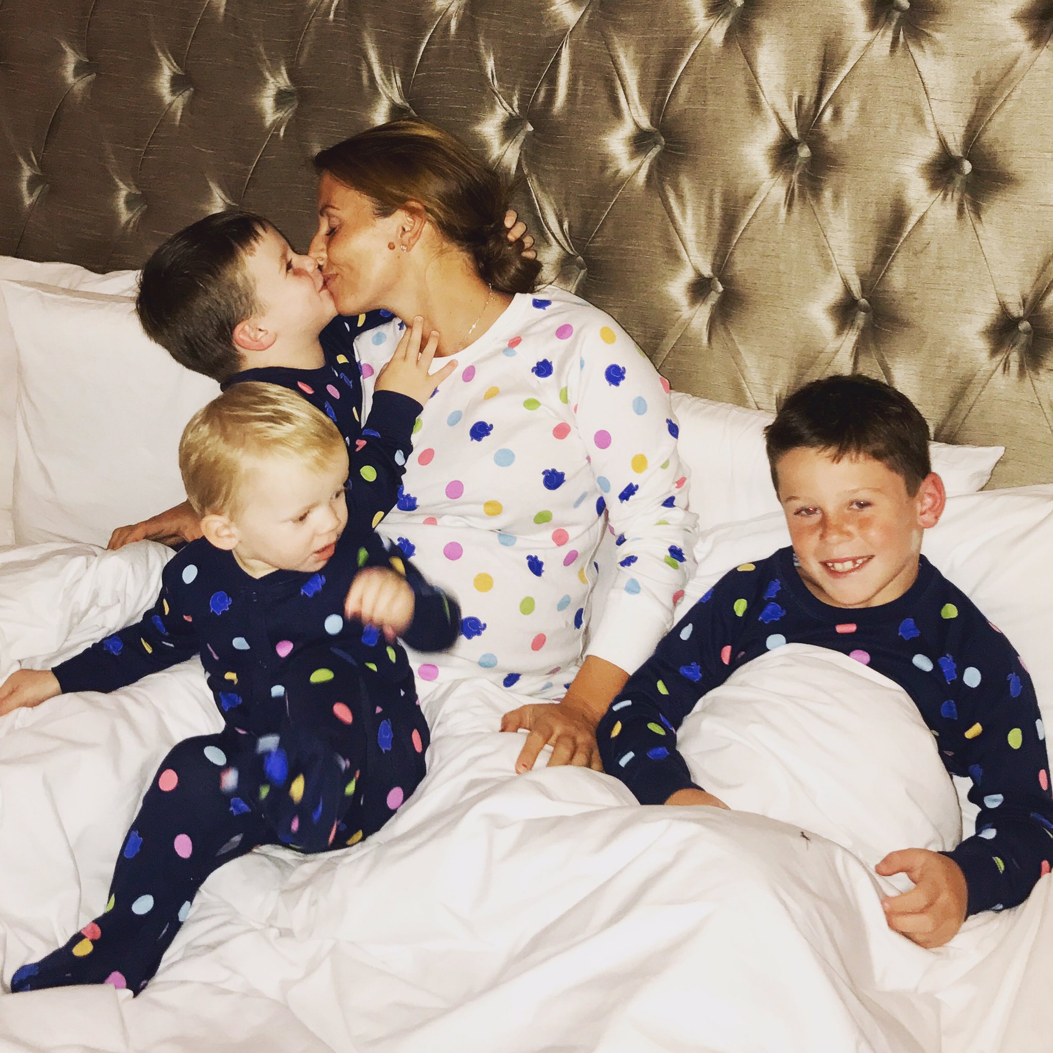 Die Jungs posieren 2017 mit ihrer Mutter in gepunkteten Pyjamas