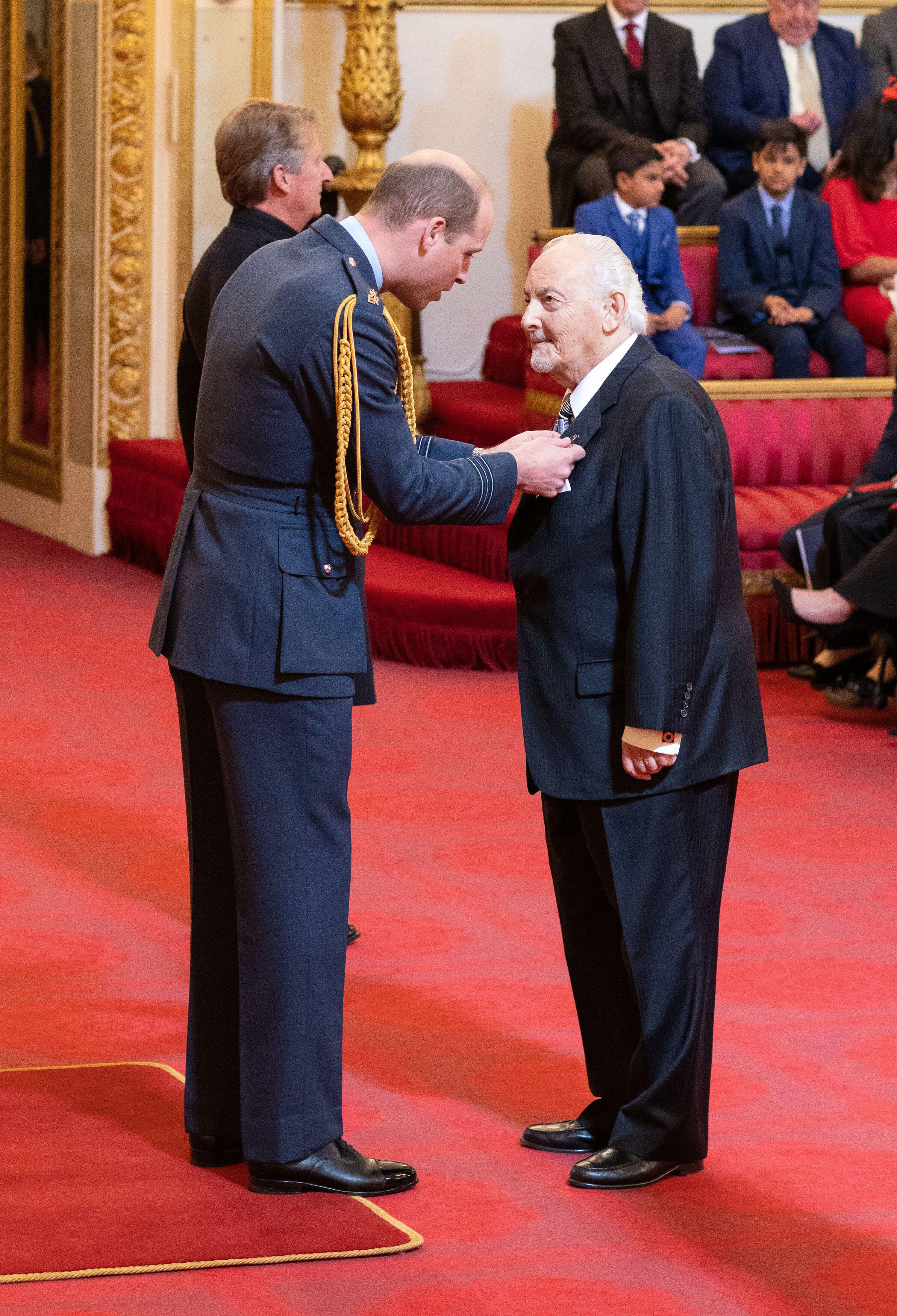 Berglas wurde 2018 vom Herzog von Cambridge mit einem MBE ausgezeichnet